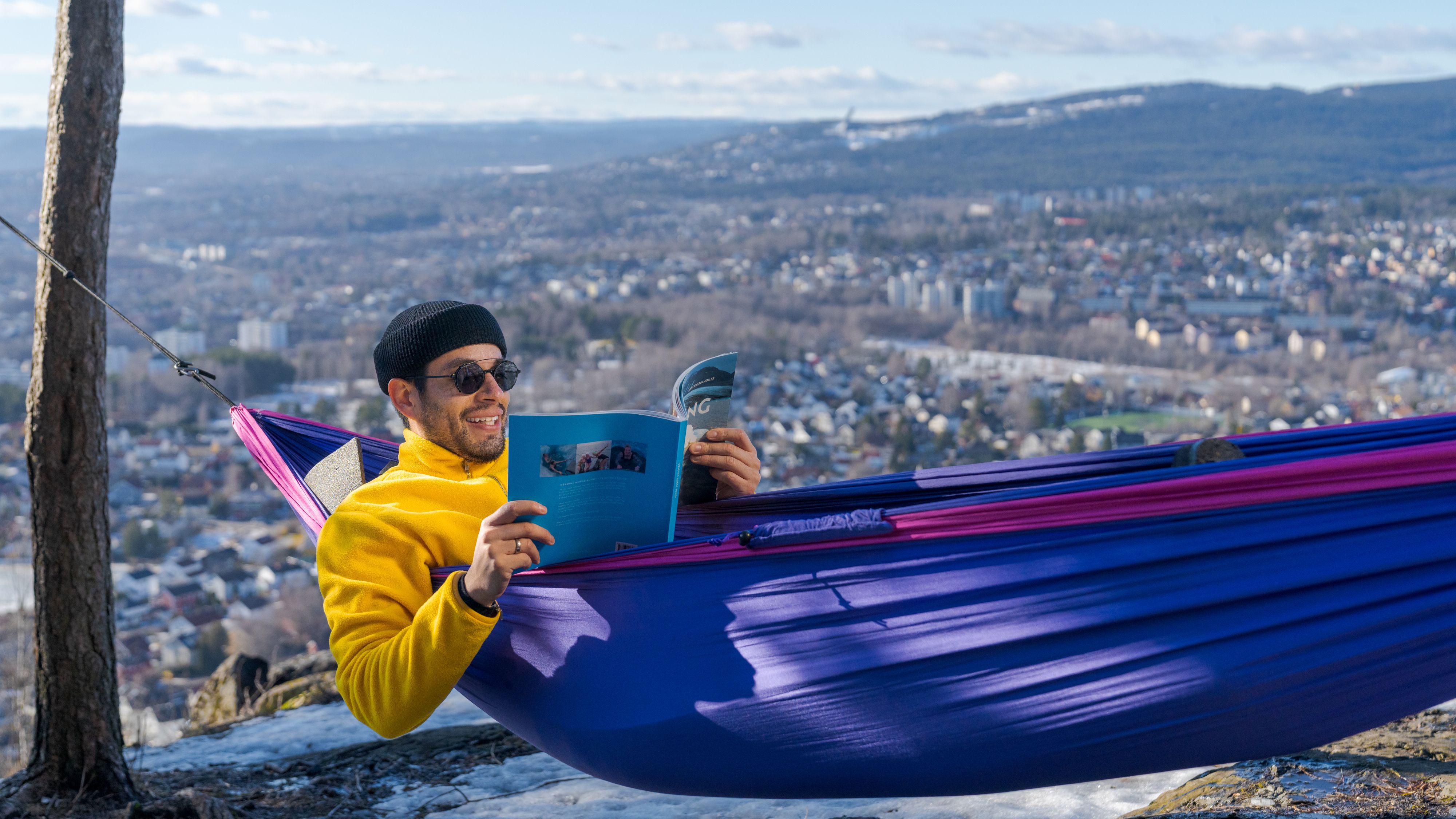 A man hammocking on top of Grefsenkollen in Oslo