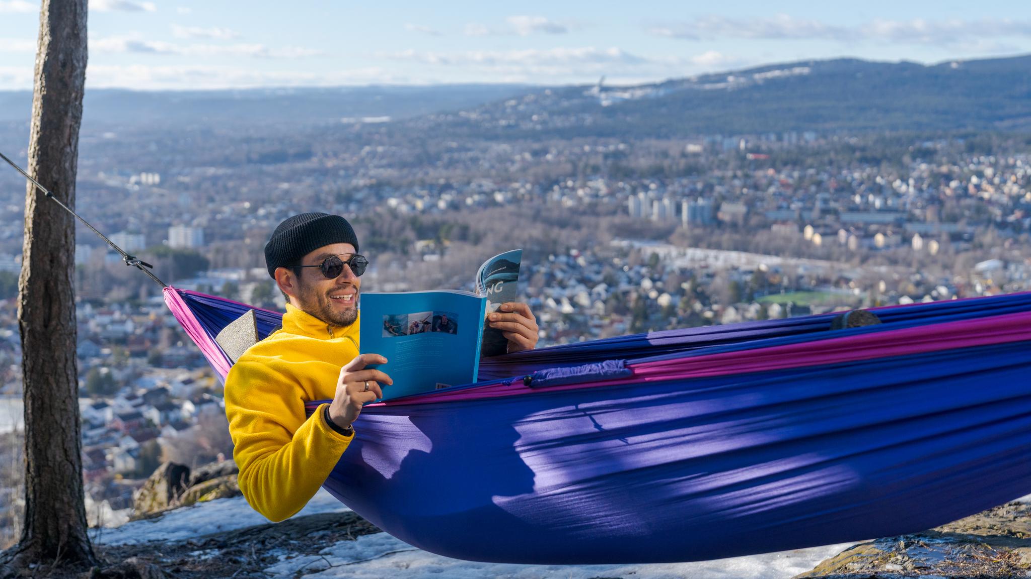 A man hammocking on top of Grefsenkollen in Oslo