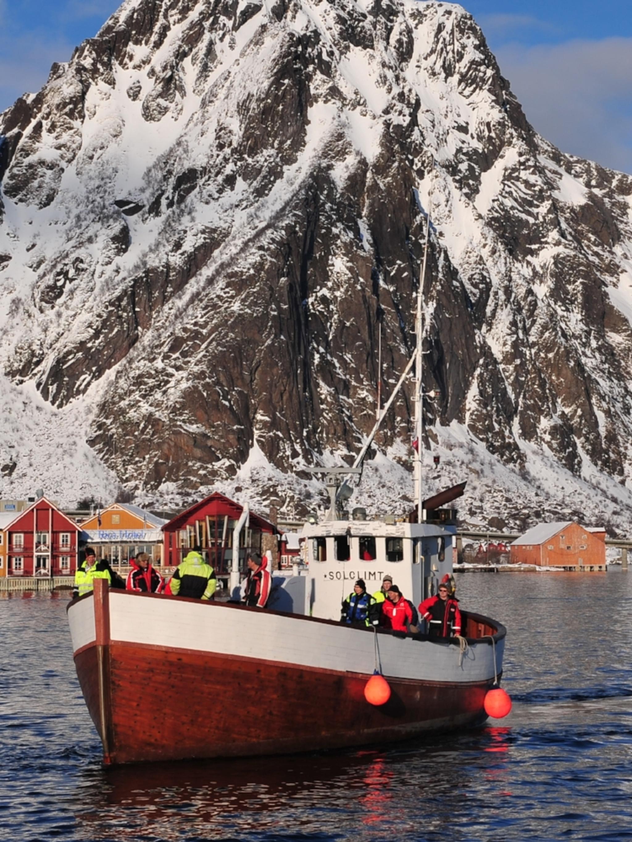 En fiskebåt i VM i skreifiske i Lofoten i Nord-Norge