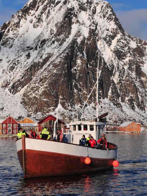 En fiskebåt i VM i skreifiske i Lofoten i Nord-Norge