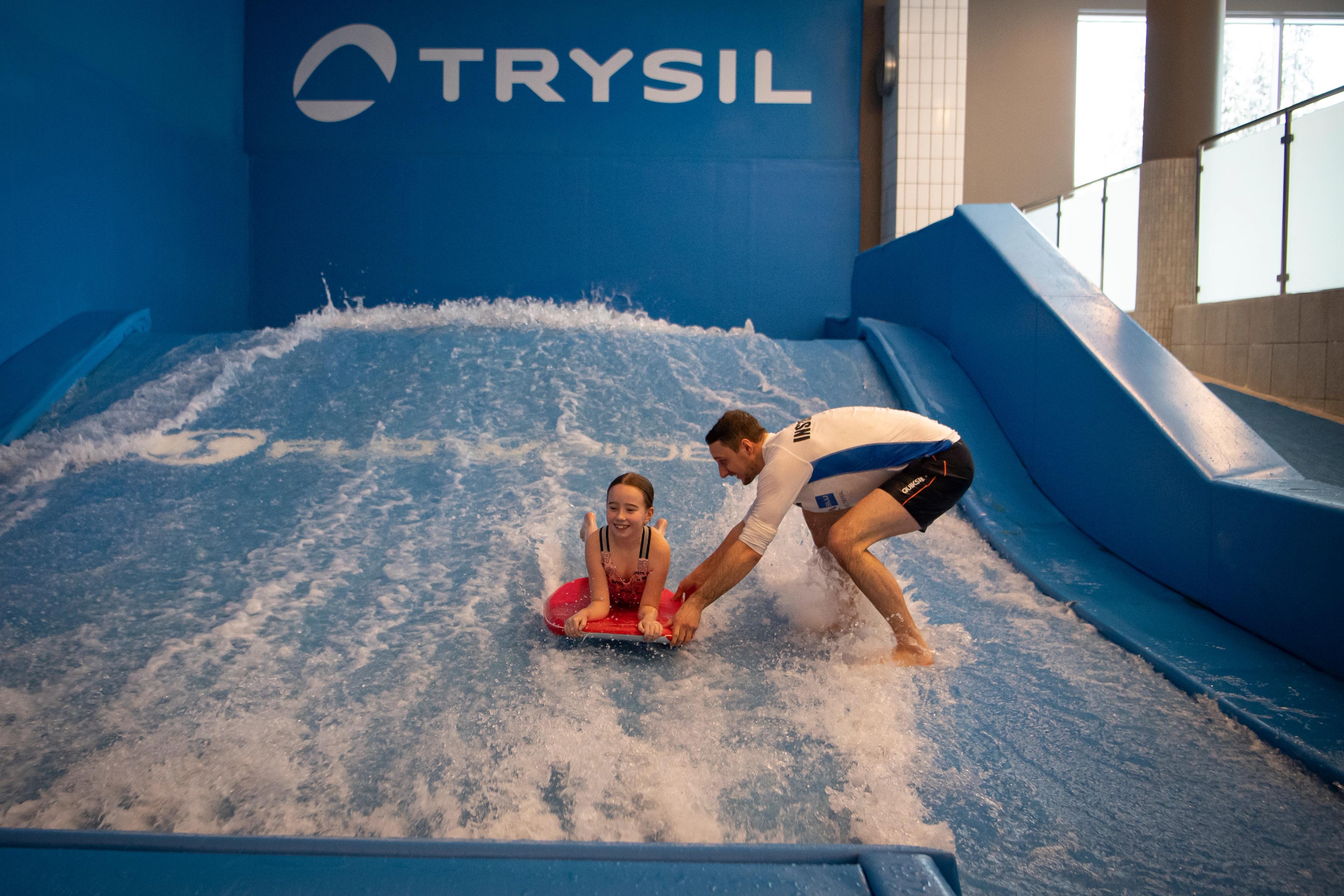 A little girl learning how to use the flow rider at Radission Blu Resort Trysil.