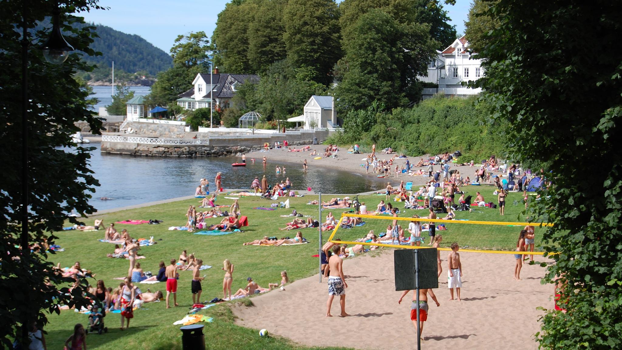 People playing volleyball and enjoying the sun in Drøbak