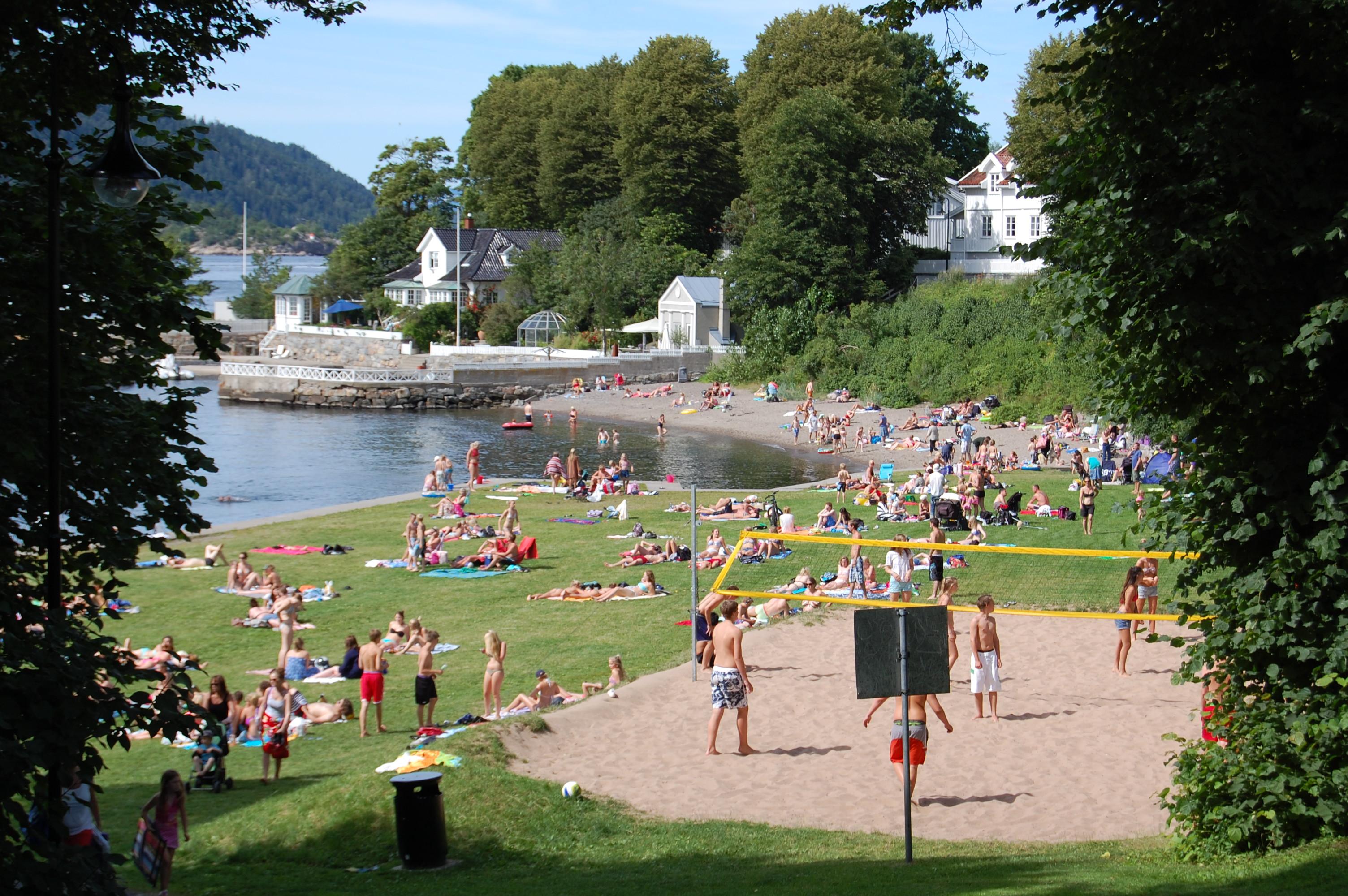 People playing volleyball and enjoying the sun in Drøbak