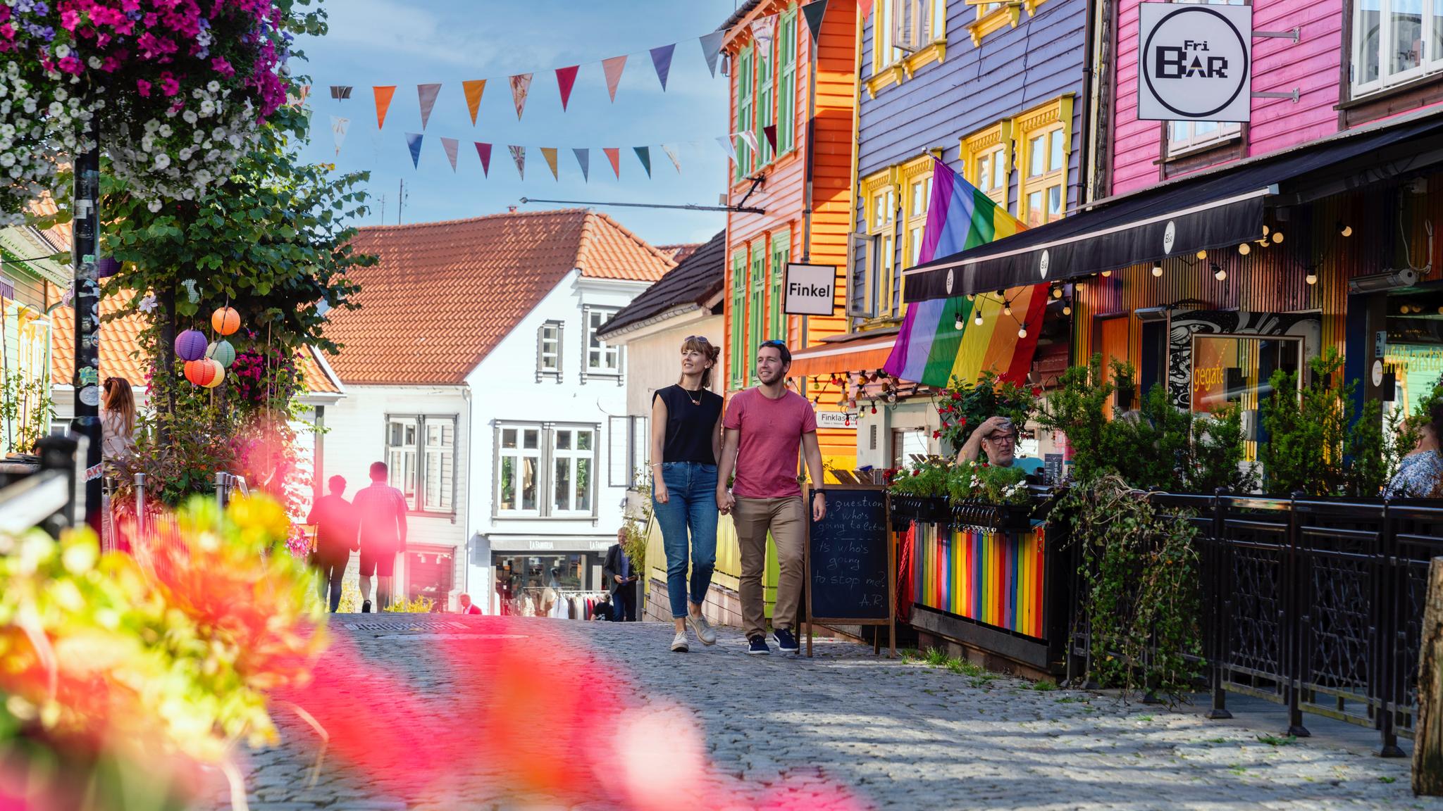 En mann og en kvinne går ned Fargegaten i Stavanger
