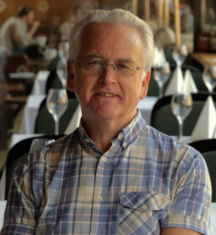 Gunnar Staalesen sitting by a table at restaurant Bien Basar in Bergen