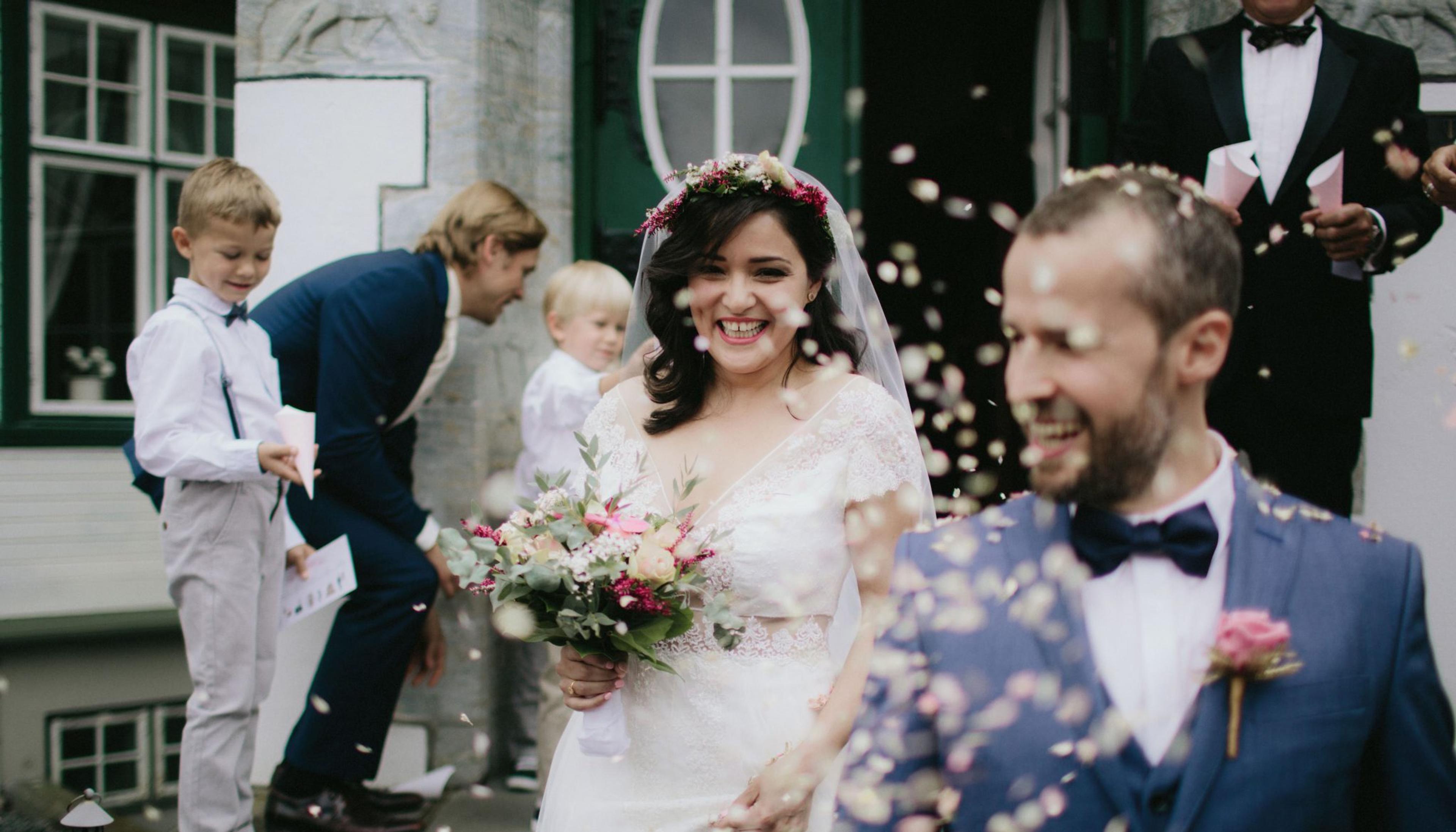 A couple getting married at the manor Bårdshaug Herregård in Trøndelag