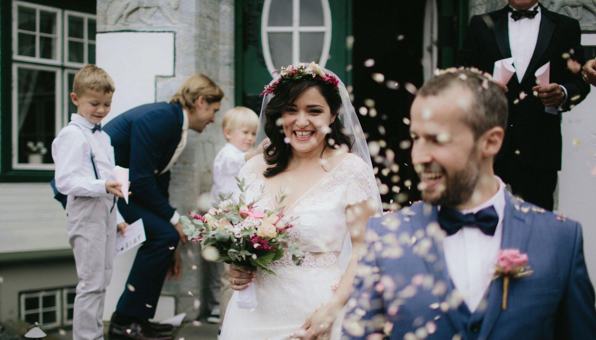 A couple getting married at the manor Bårdshaug Herregård in Trøndelag