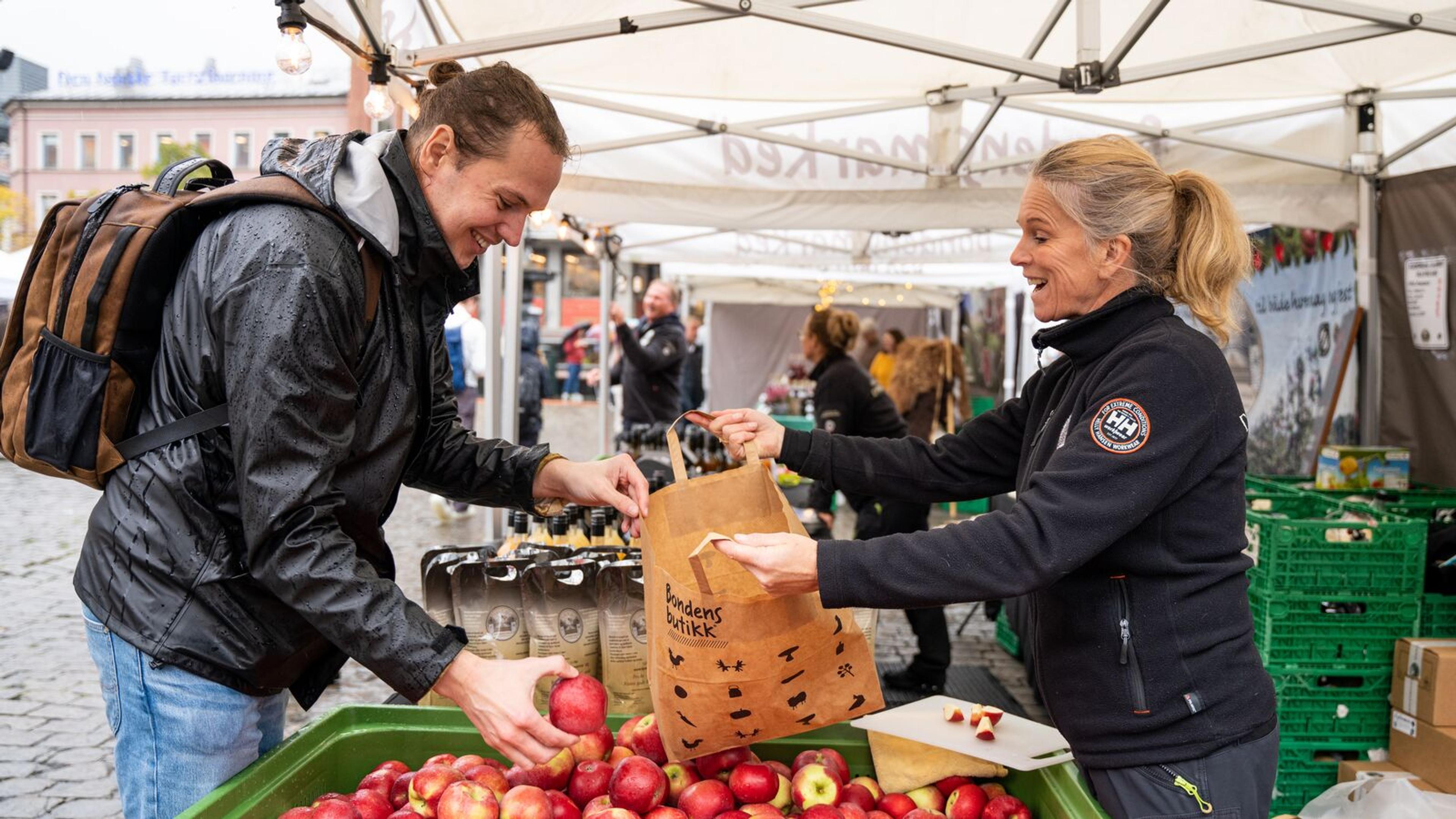 A man getting Norwegian apples at the Matstreif food festival in Oslo