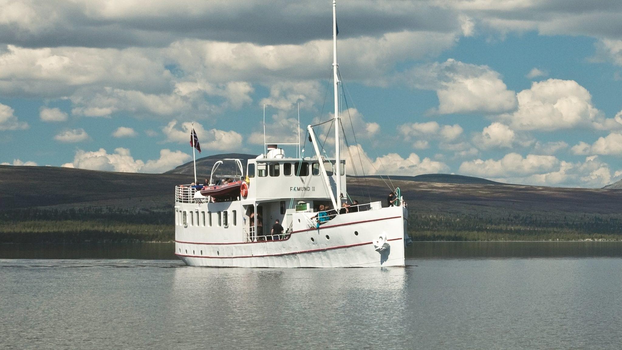 Båten Fæmund II på sjön Femunden en sommar i Trøndelag, Norge
