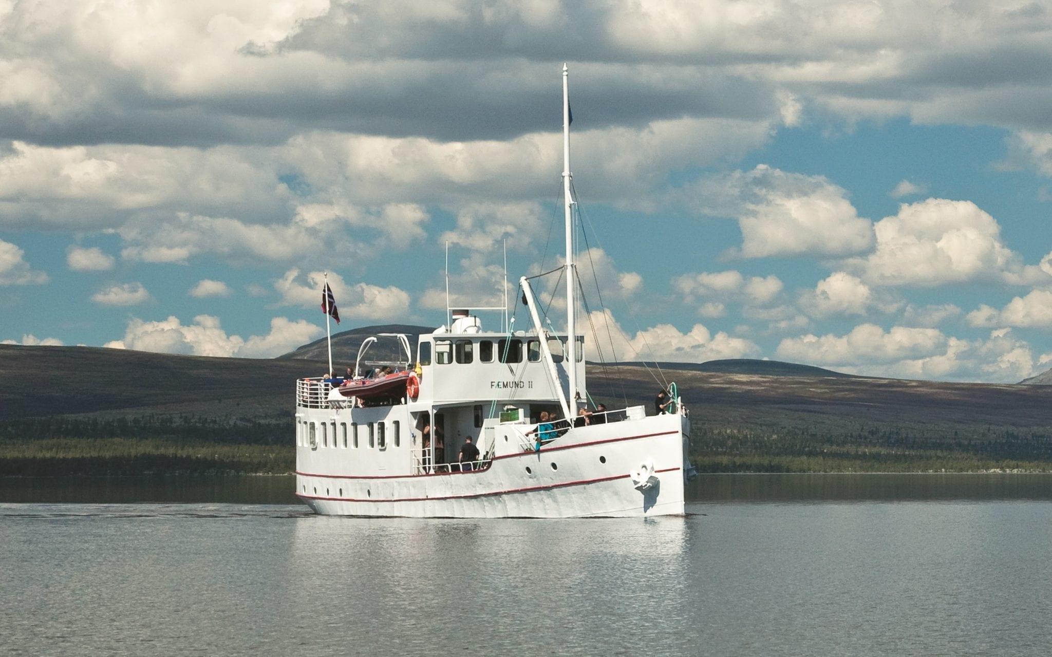 Båten Fæmund II på sjön Femunden en sommar i Trøndelag, Norge