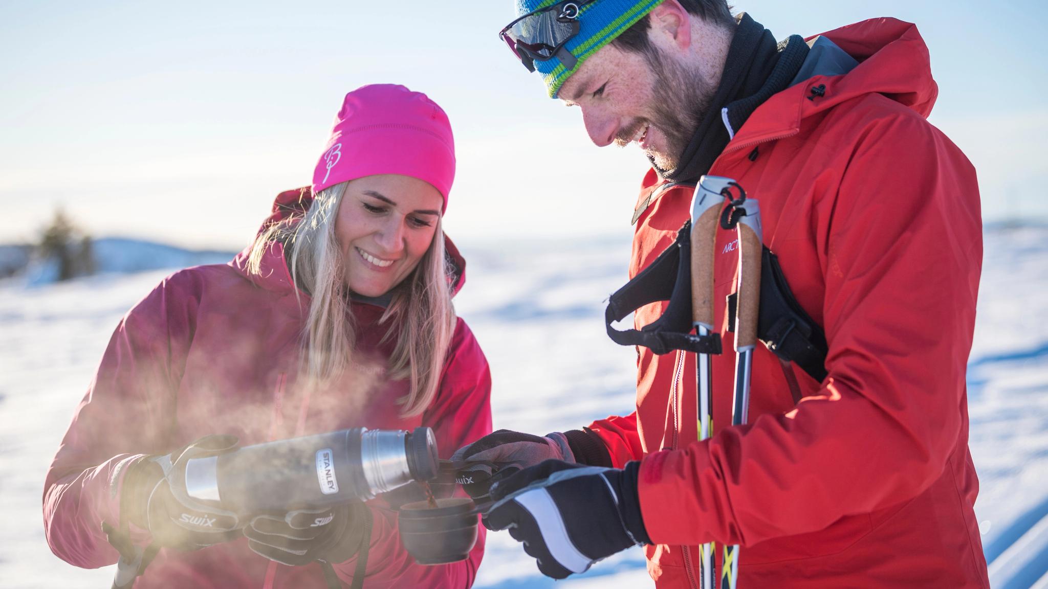 Ett par som tar en paus från skidåkningen i Valdres, Østlandet