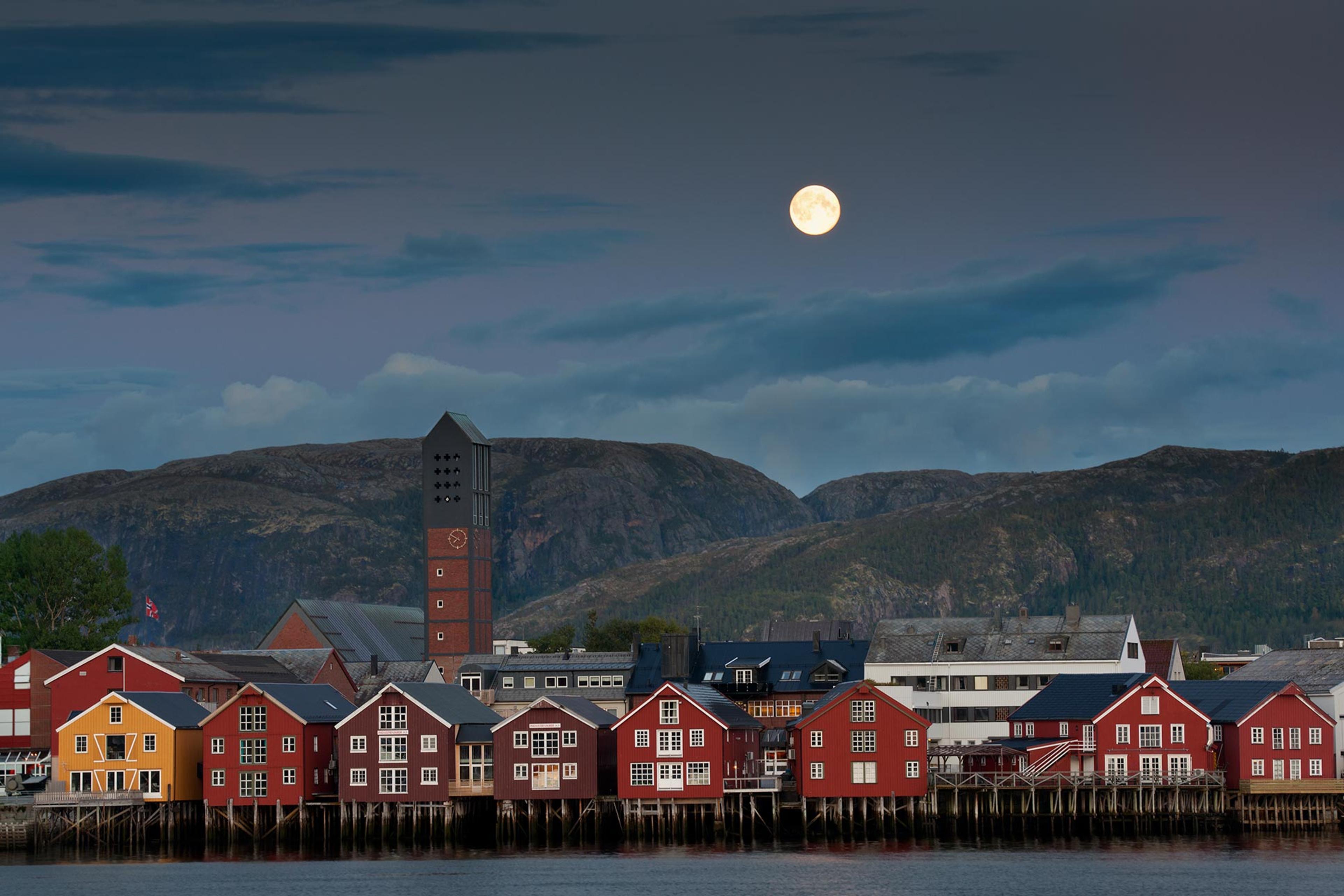 Røde trehus langs brygga i Namsos i Namdalen, Trøndelag