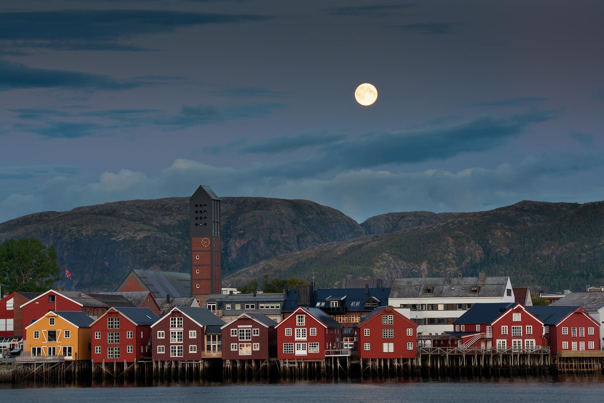 Røde trehus langs brygga i Namsos i Namdalen, Trøndelag