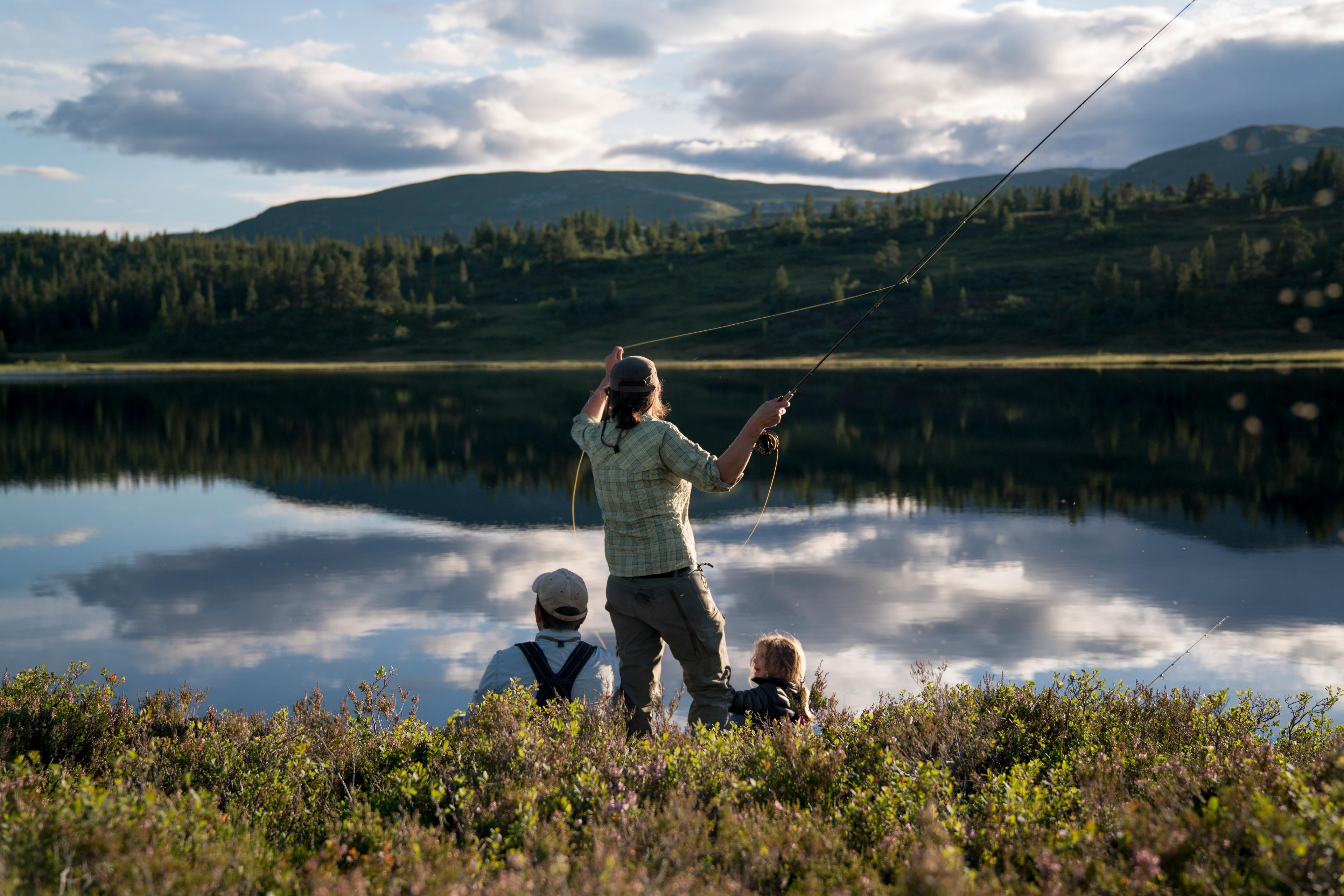 En kvinde og sin familie fluefisker i en sø på Blefjell i Norge