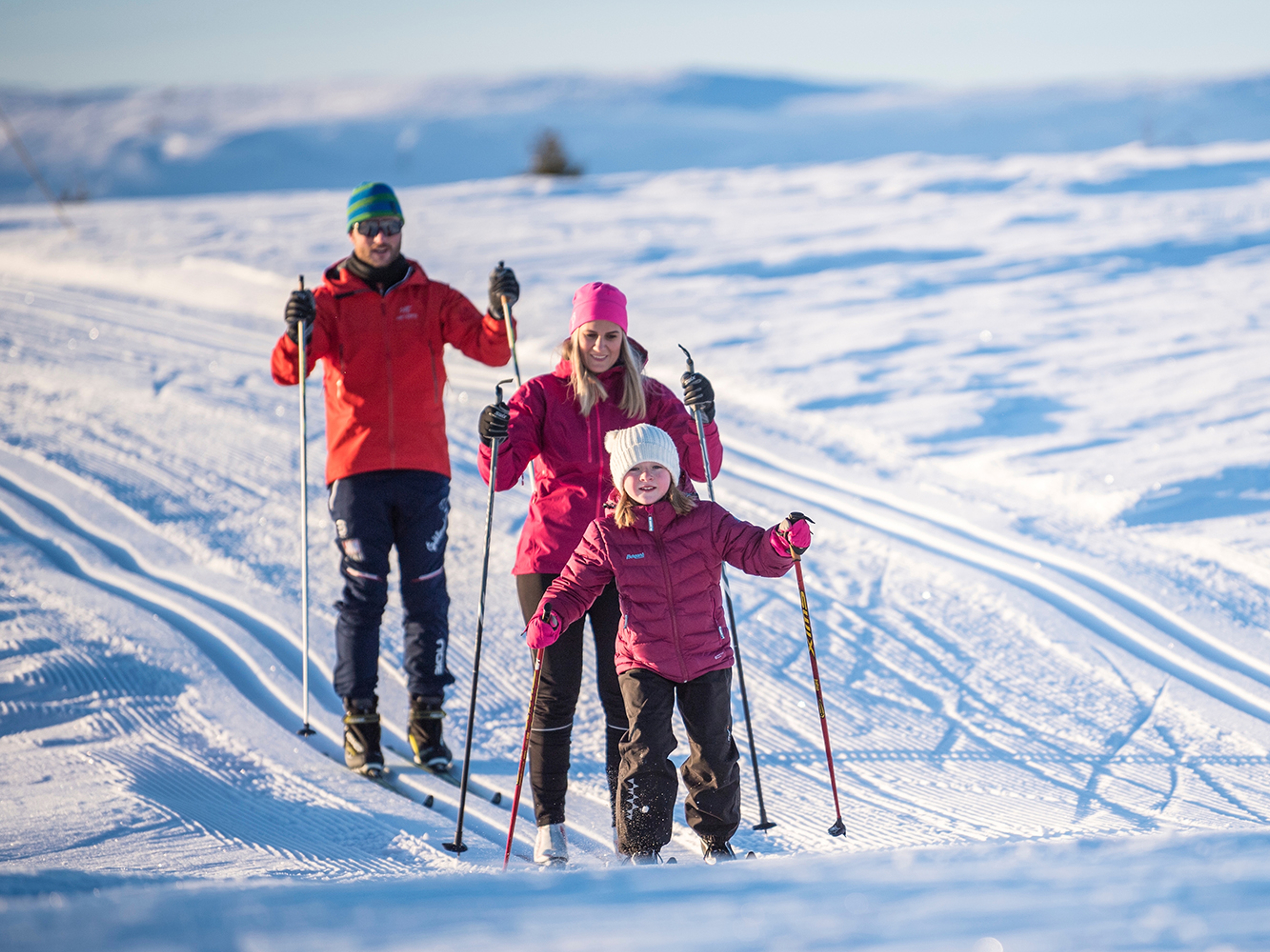 Eine Familie beim Langlaufen in Valdres, Ostnorwegen