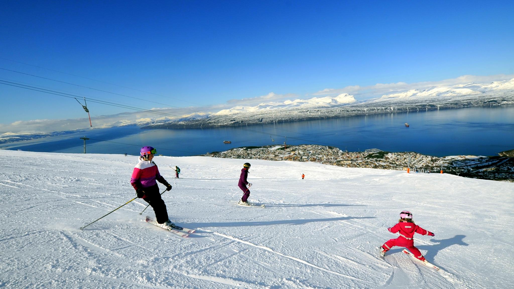 Mennesker står på ski i bakkene ved Narvikfjellet Skisenter i Narvik, Nord-Norge