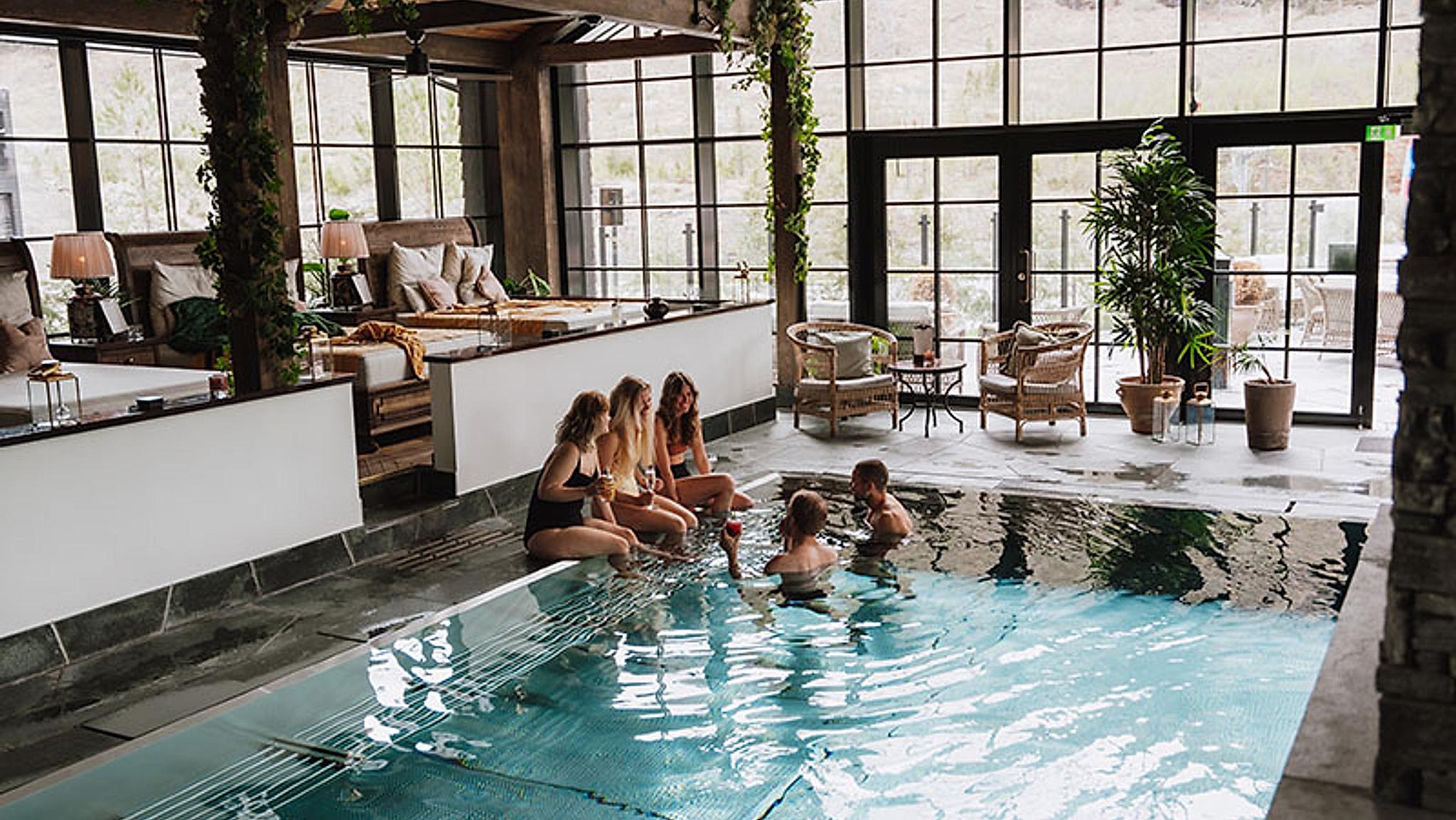 Venner henger ved bassenget og spa området på Fyri Resort i Hemsedal