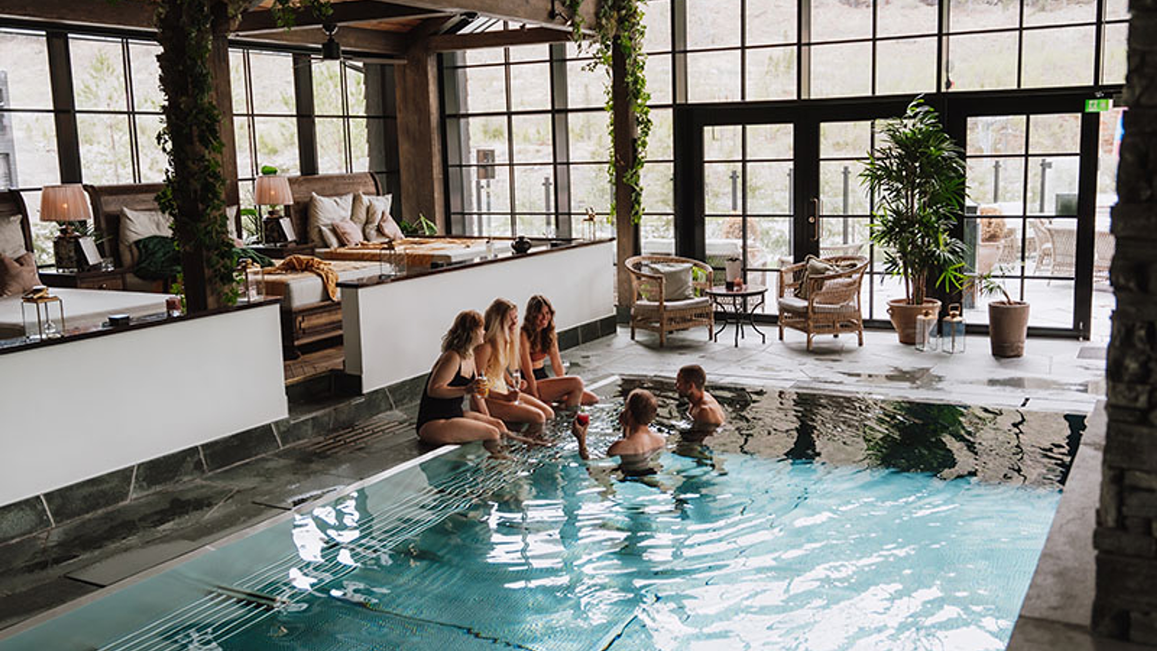 Friends enjoying the pool and spa area at Fyrí Resort, in Hemsedal
