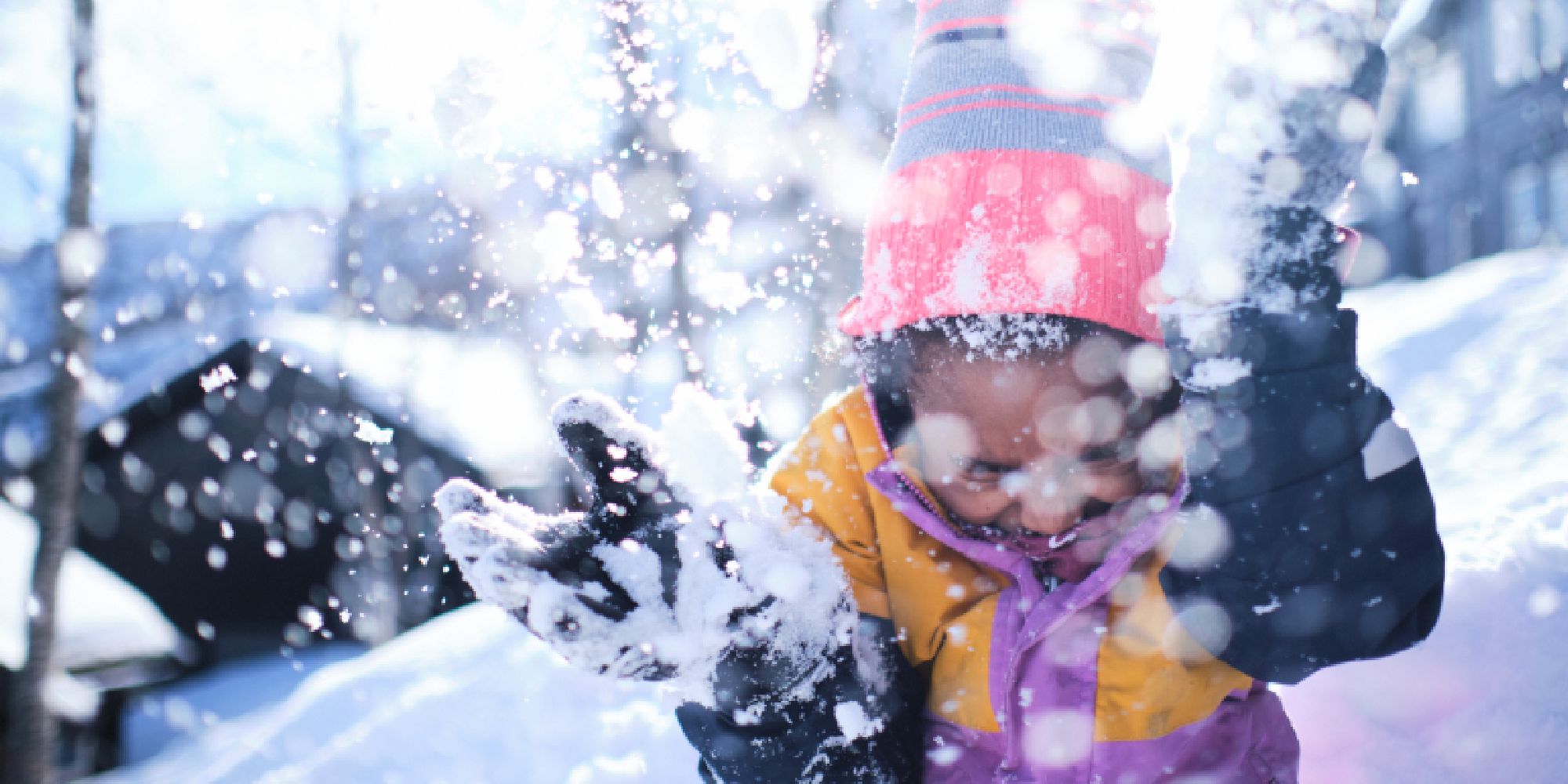 Et barn leker i snøen i Hemsedal, Norge.