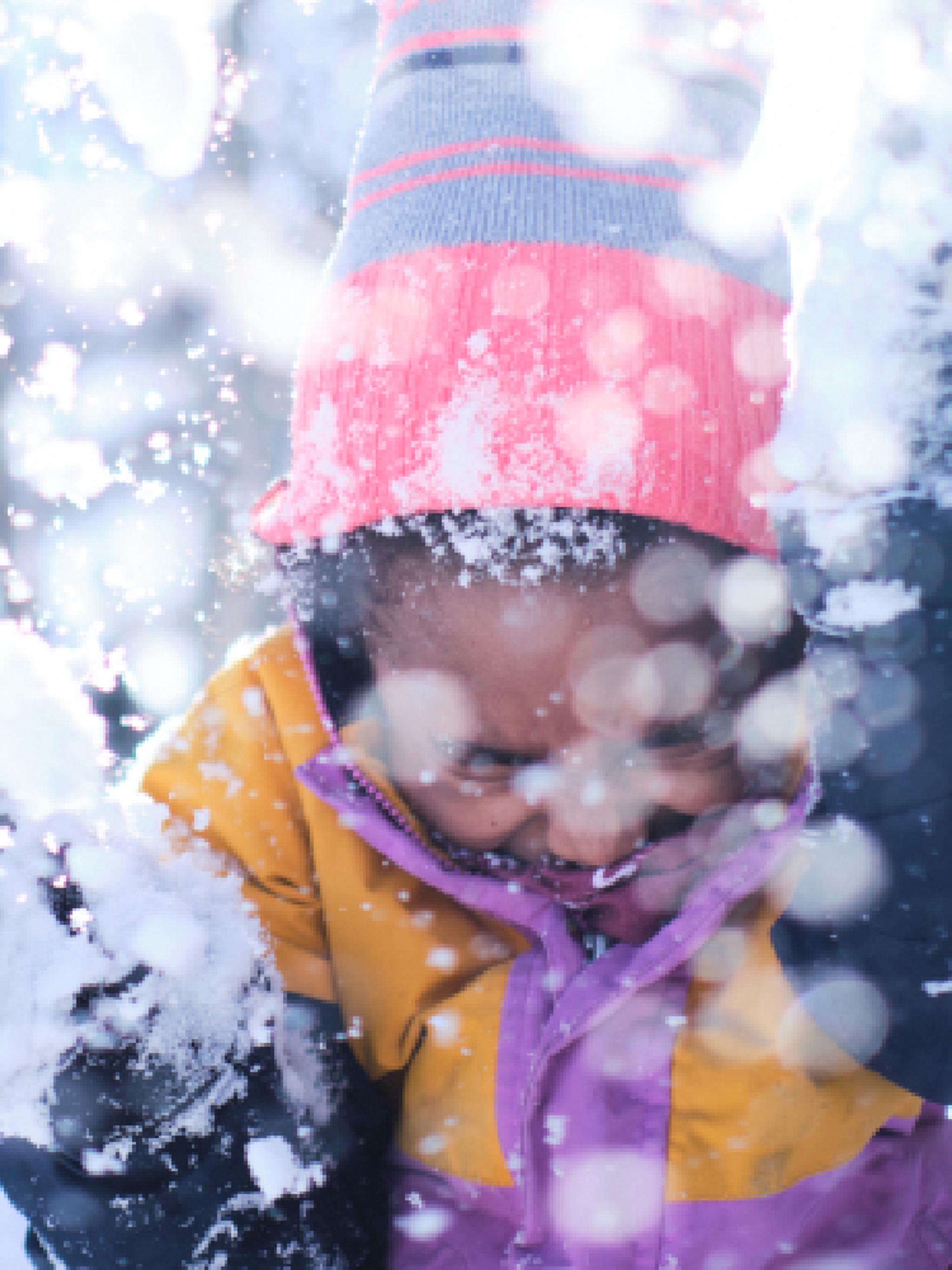 Et barn leker i snøen i Hemsedal, Norge.