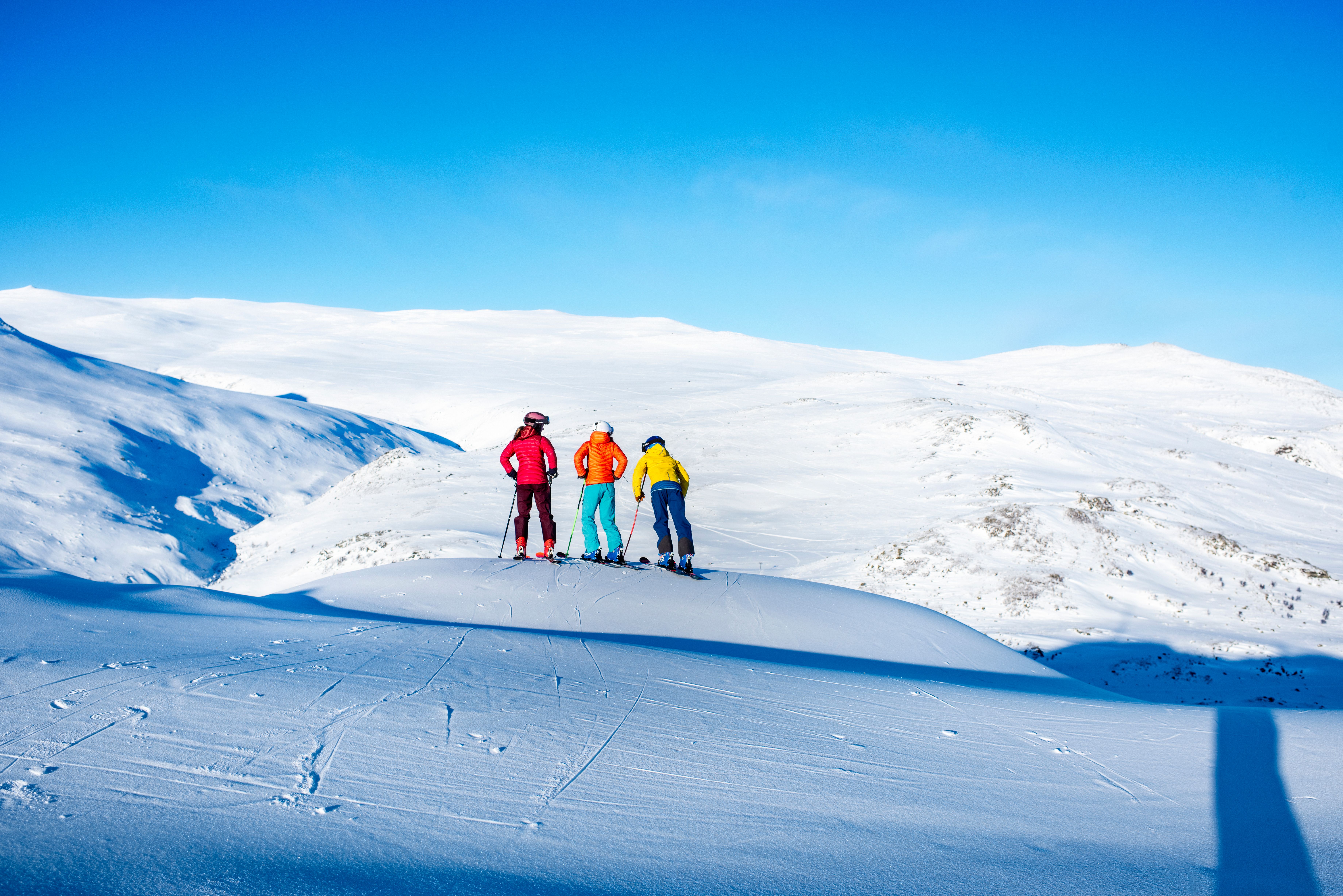 Girls exploring the slopes in Trøndelag