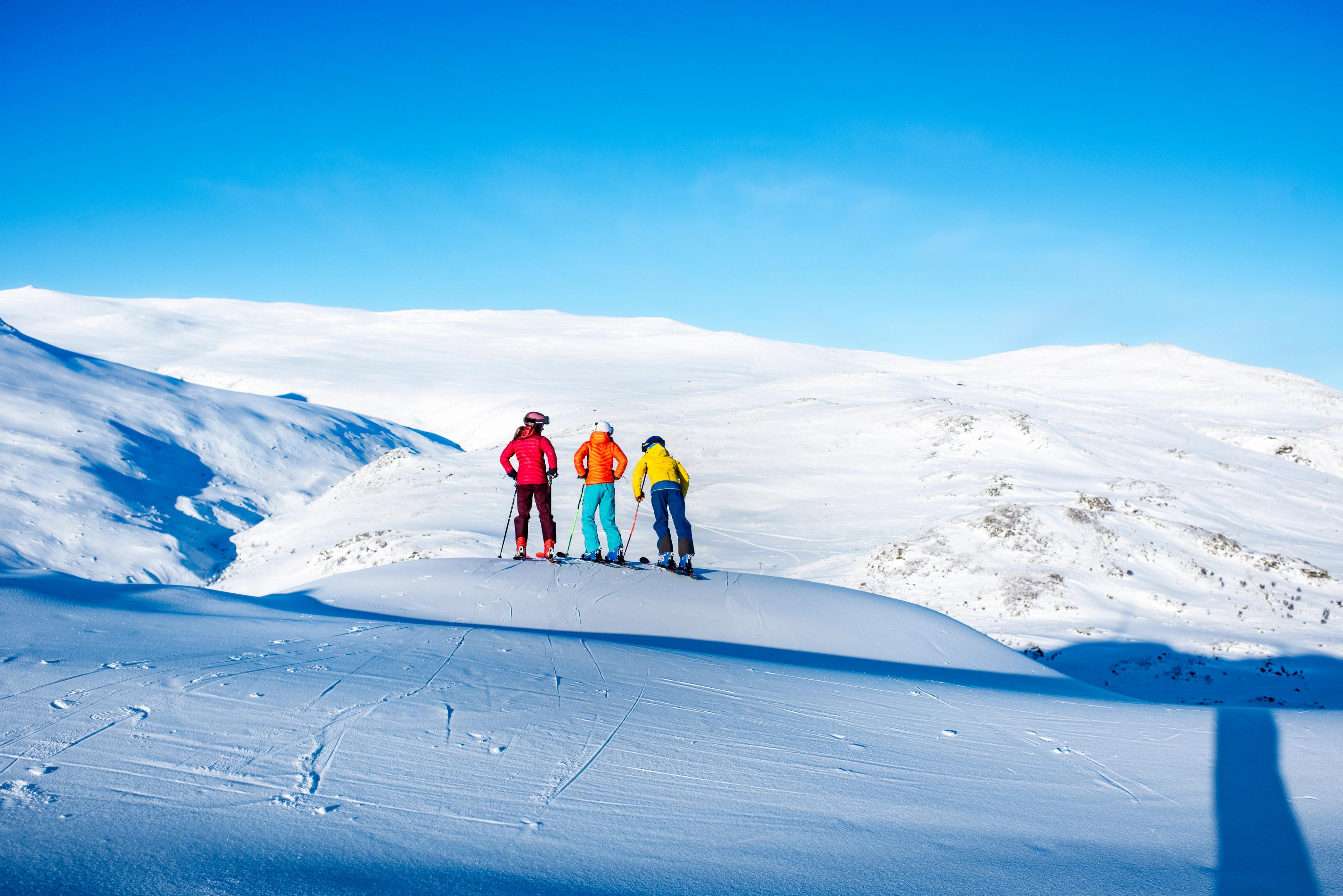 Girls exploring the slopes in Trøndelag