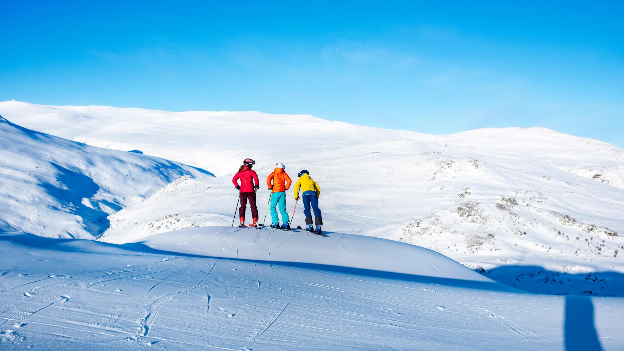 Girls exploring the slopes in Trøndelag