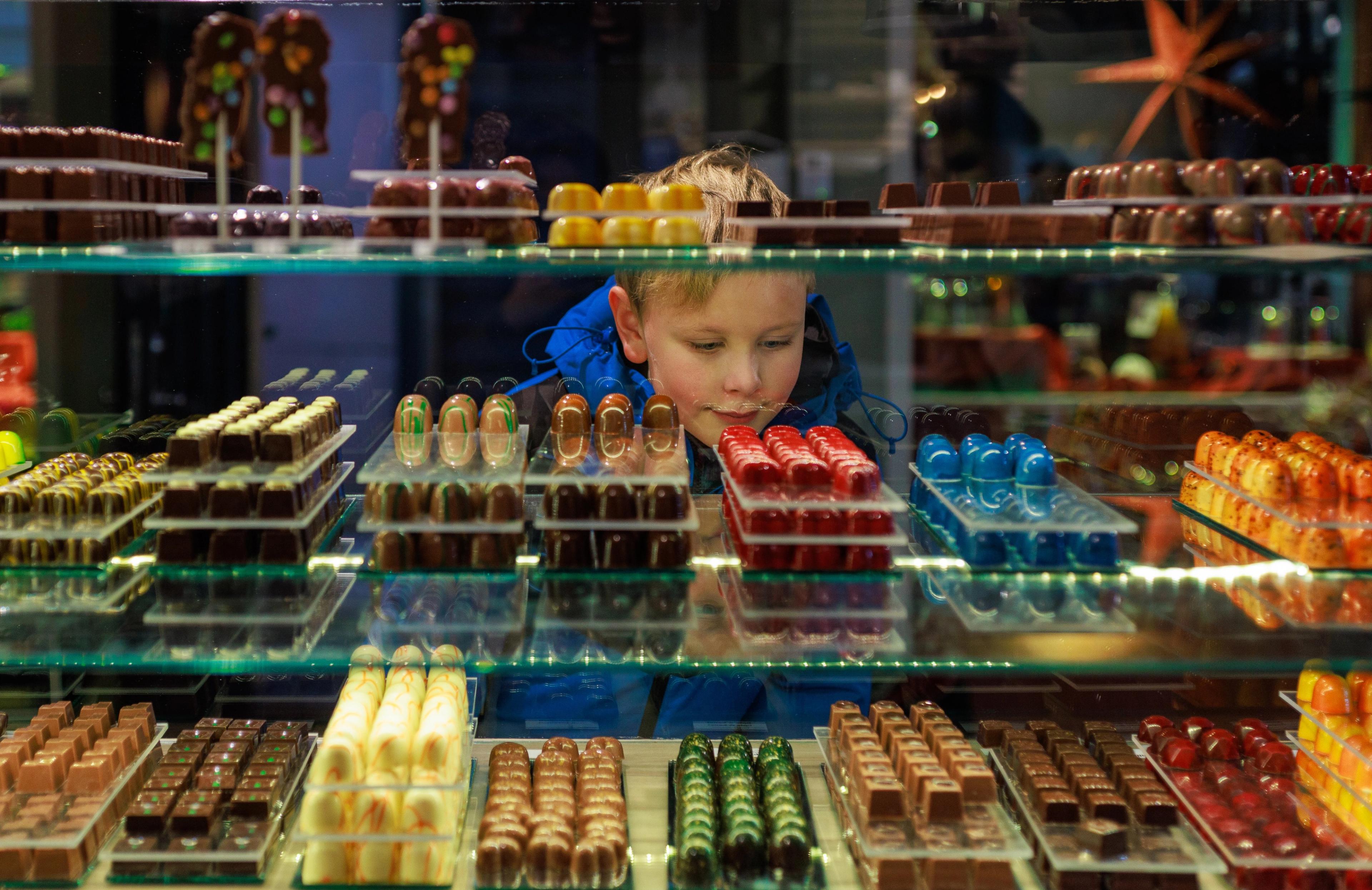 Boy looking at chocolate at Chili Chocolate in Stavanger