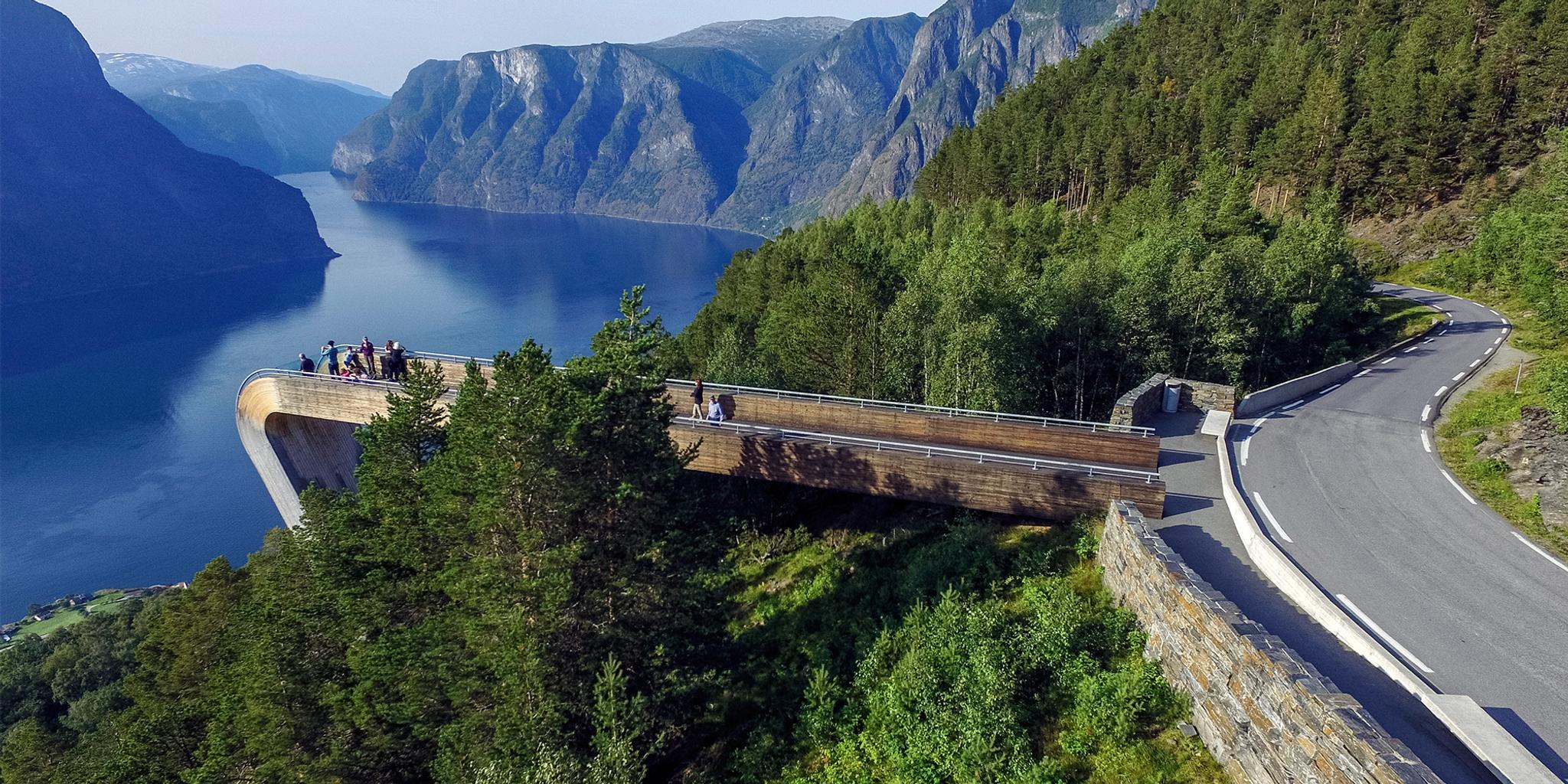 Promeneurs sur le belvédère de Stegastein, sur la Route panoramique de Norvège Aurlandsfjellet