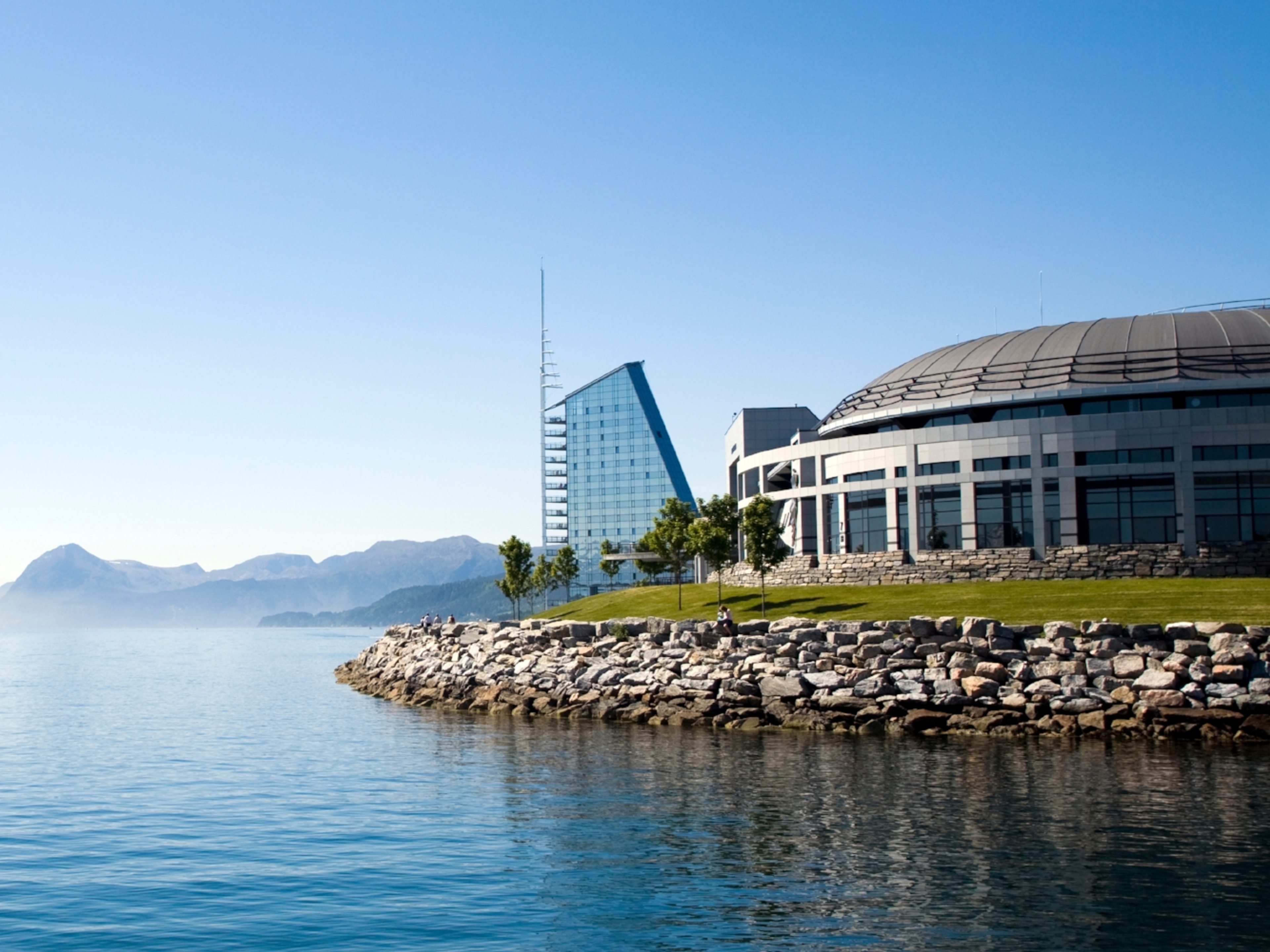 Scandic Seilet Hotel i Molde sett fra sjøen