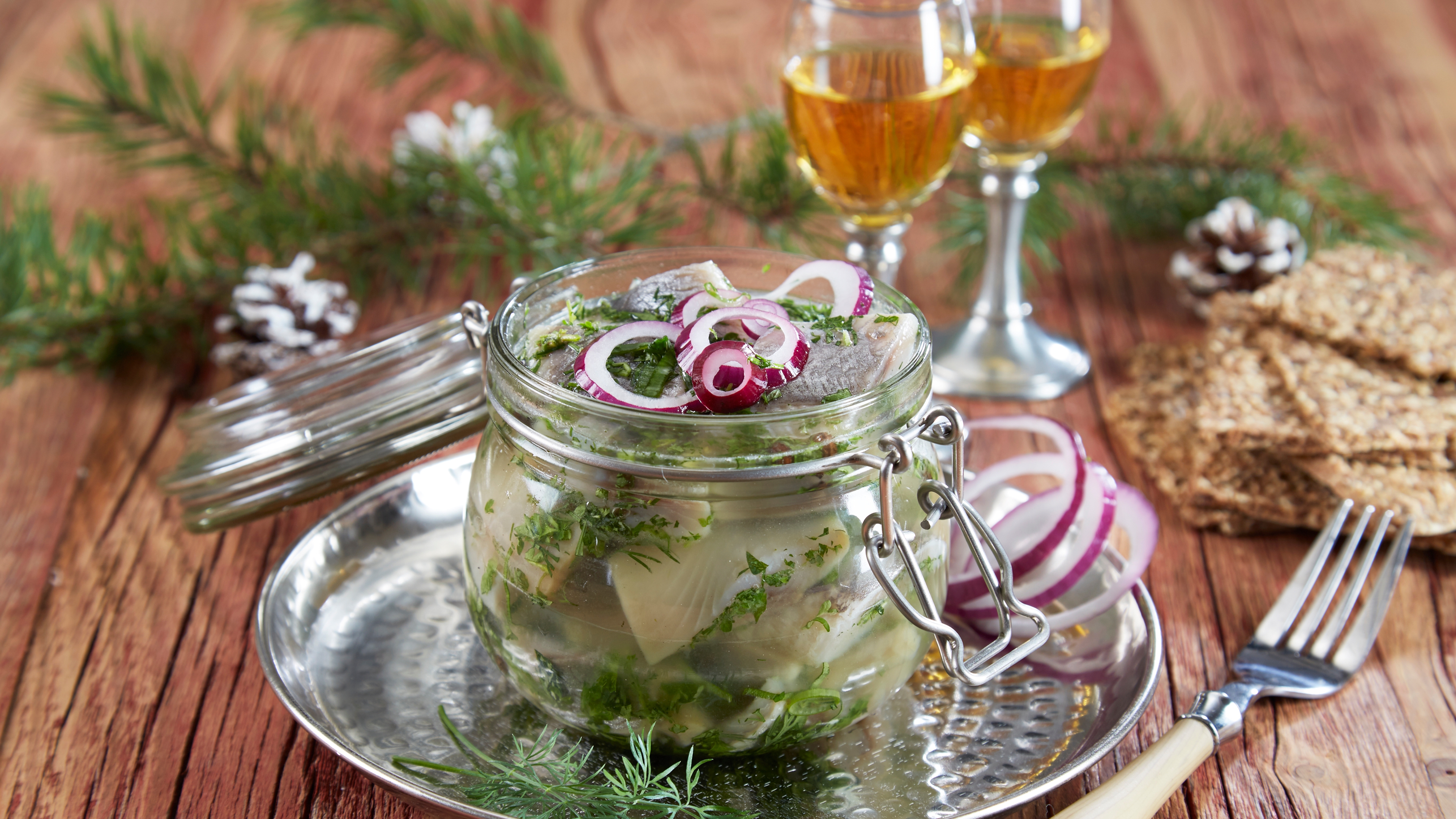 Et glass med sursild servert til jul i Norge