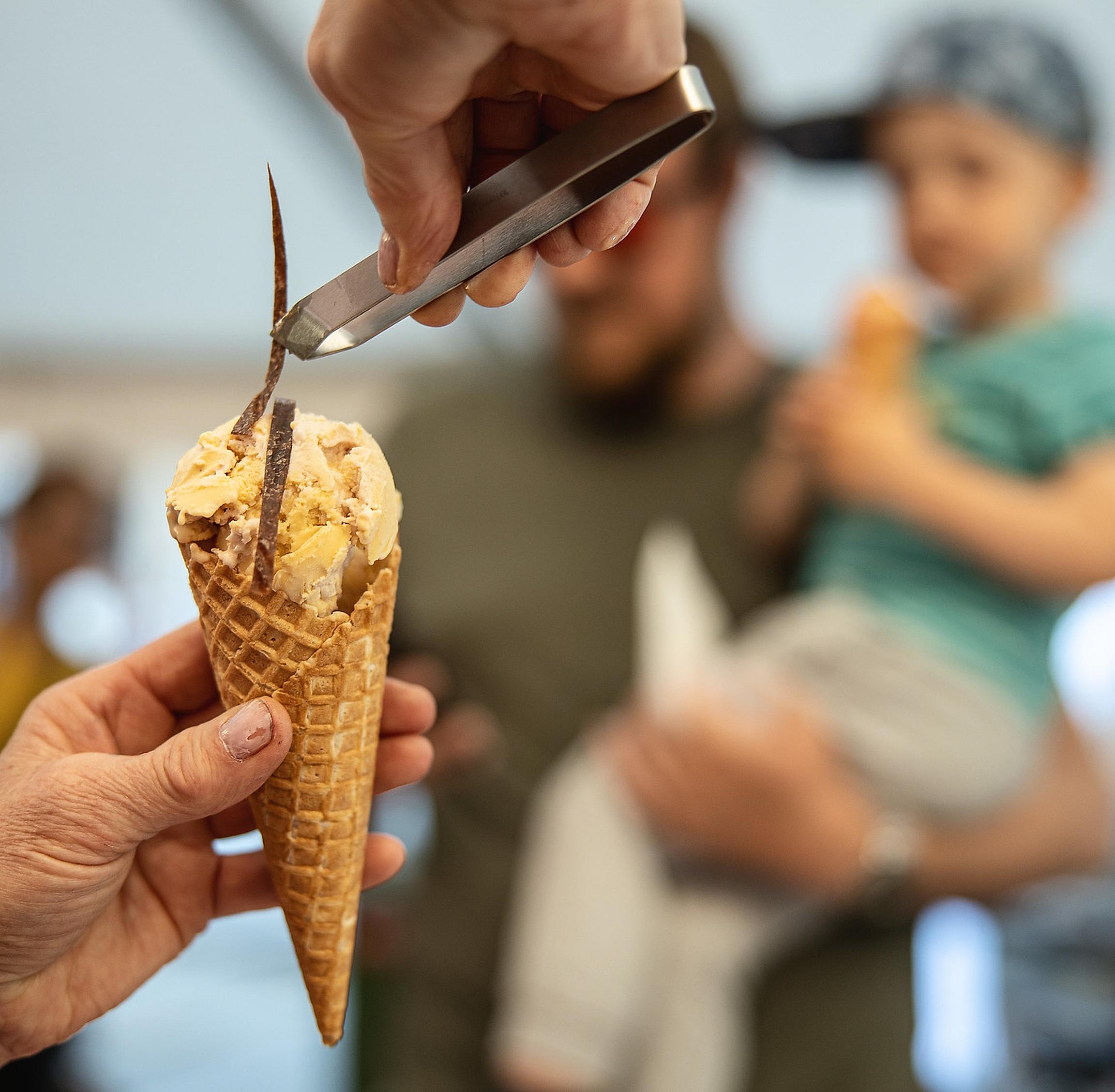 Far og sånn får servert iskrem på Trøndersk matfestival i Trondheim