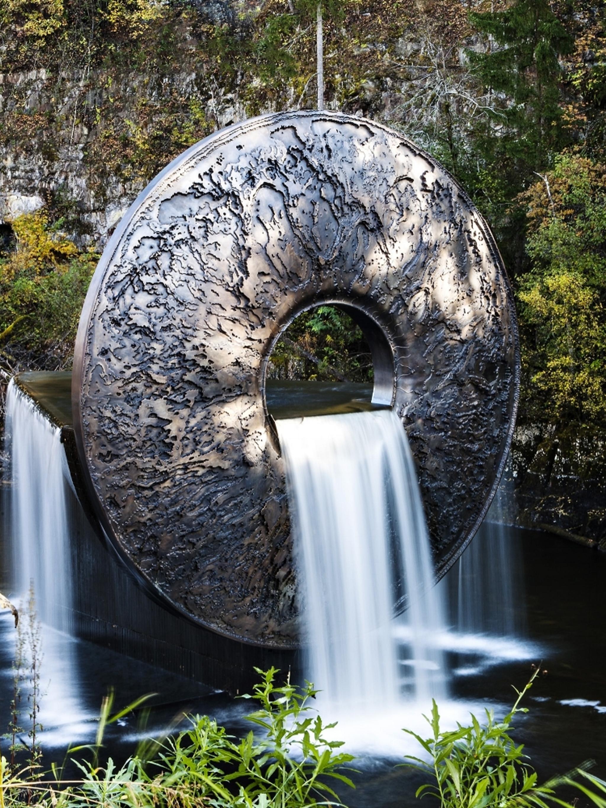 Vattenskulptur i älven vid Kistefos-Museet i Jevnaker