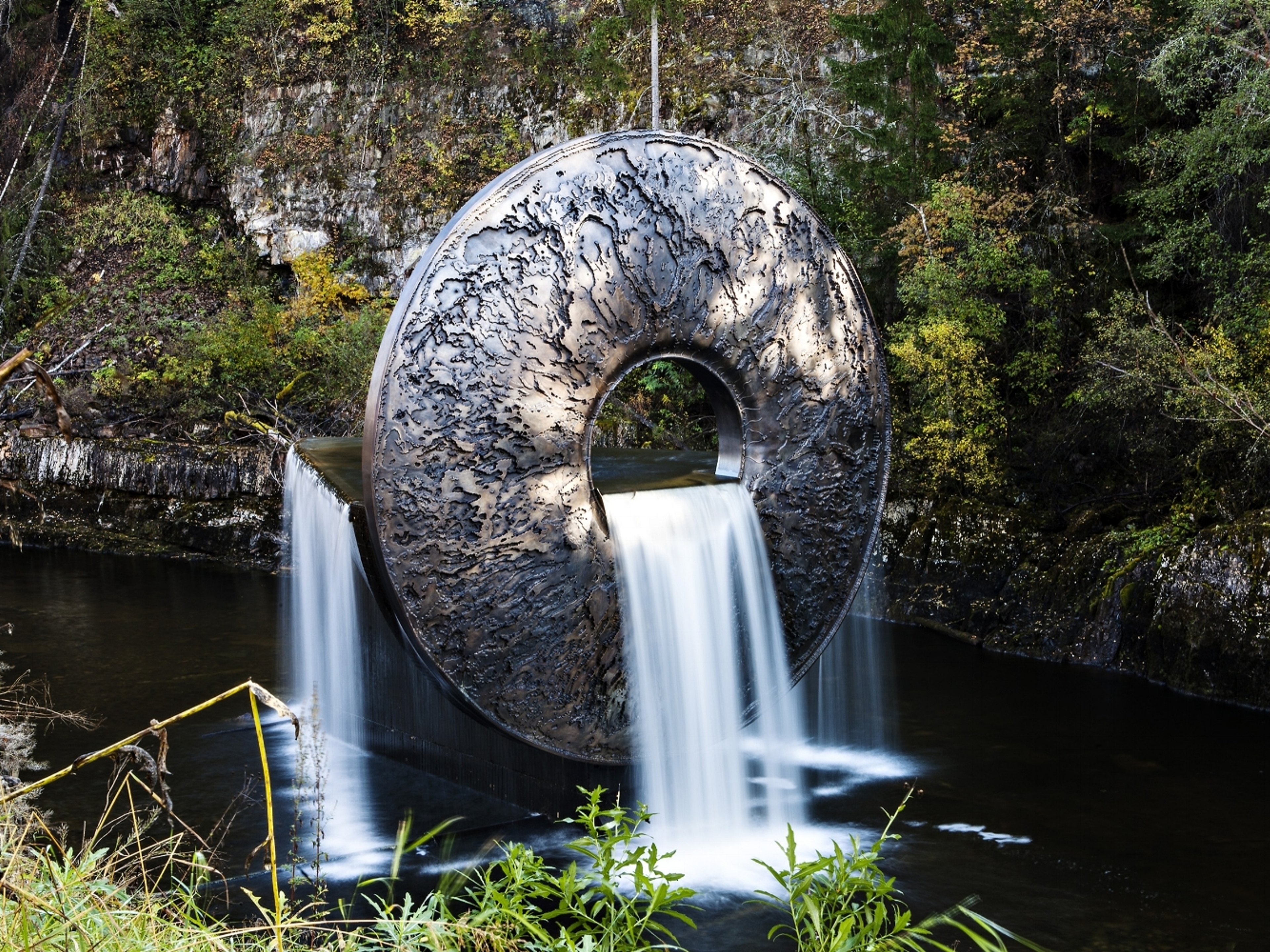 Vattenskulptur i älven vid Kistefos-Museet i Jevnaker