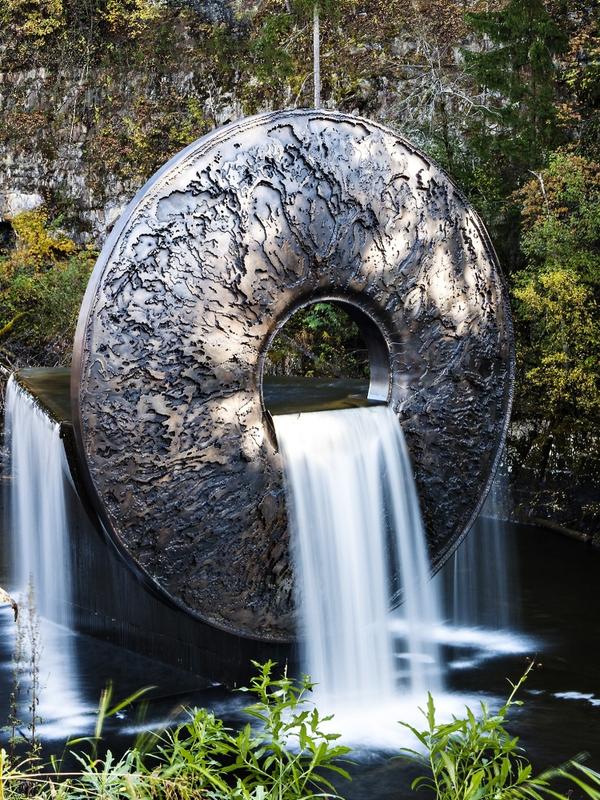 Vattenskulptur i älven vid Kistefos-Museet i Jevnaker
