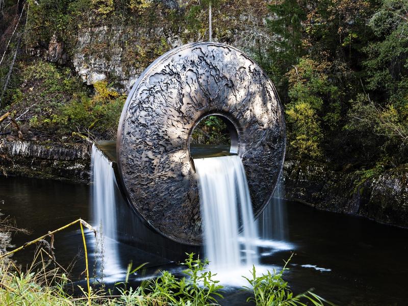 Vattenskulptur i älven vid Kistefos-Museet i Jevnaker