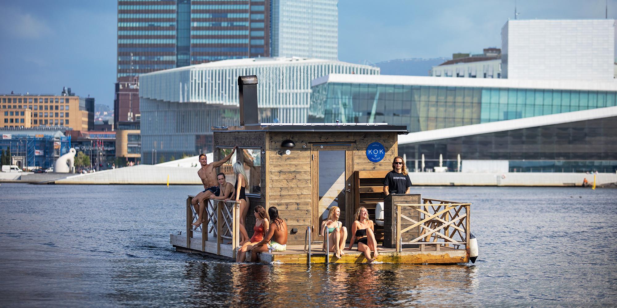 En grupp människor på den flytande bastun KOK Oslo i Oslofjorden, östra Norge