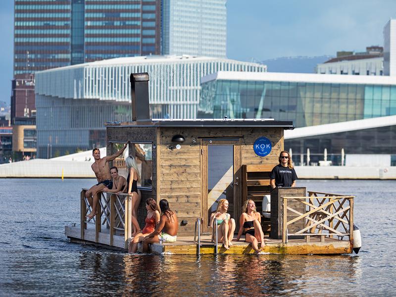 En grupp människor på den flytande bastun KOK Oslo i Oslofjorden, östra Norge