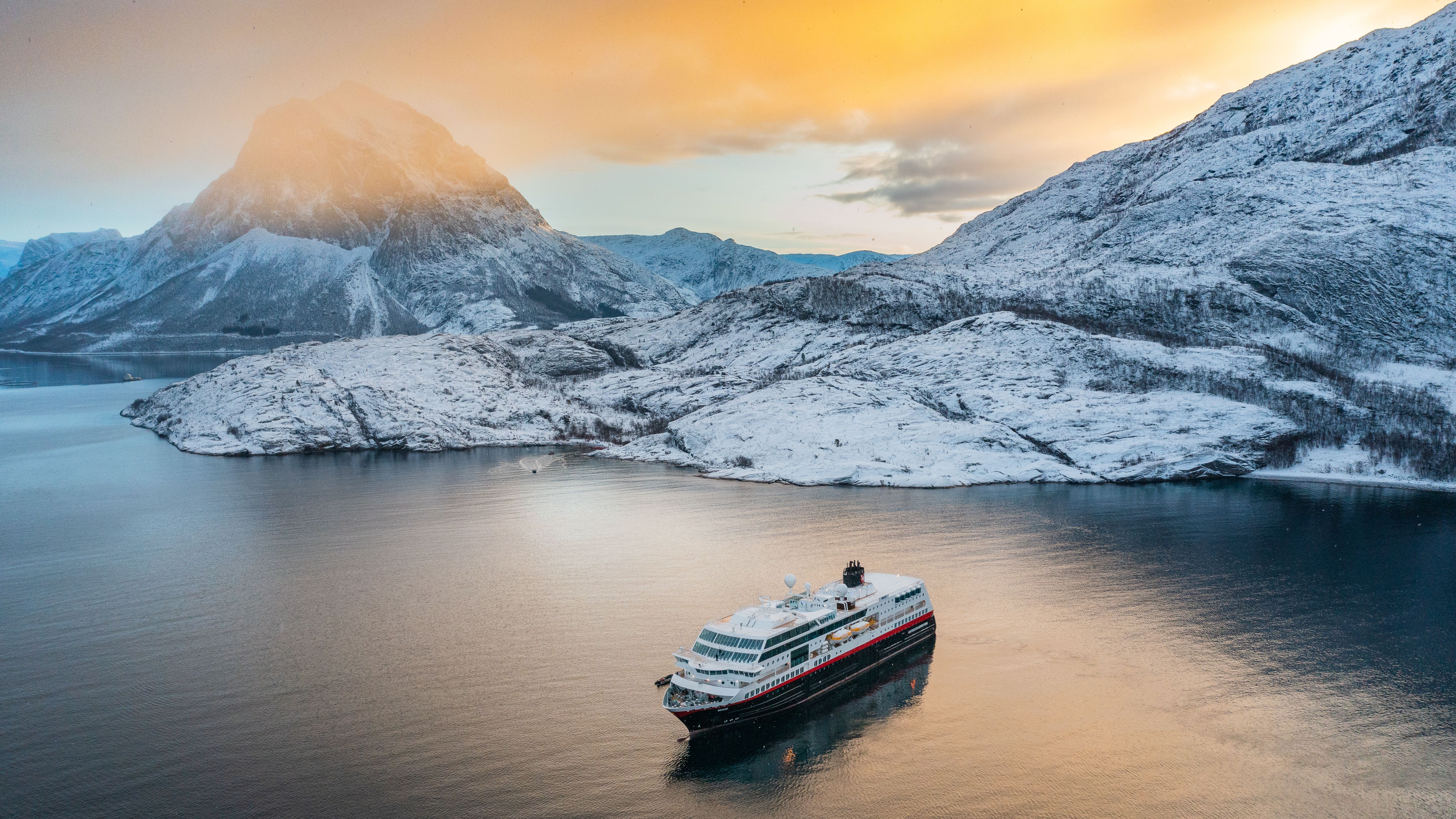 Hurtigruten in Tjongsfjord, winter