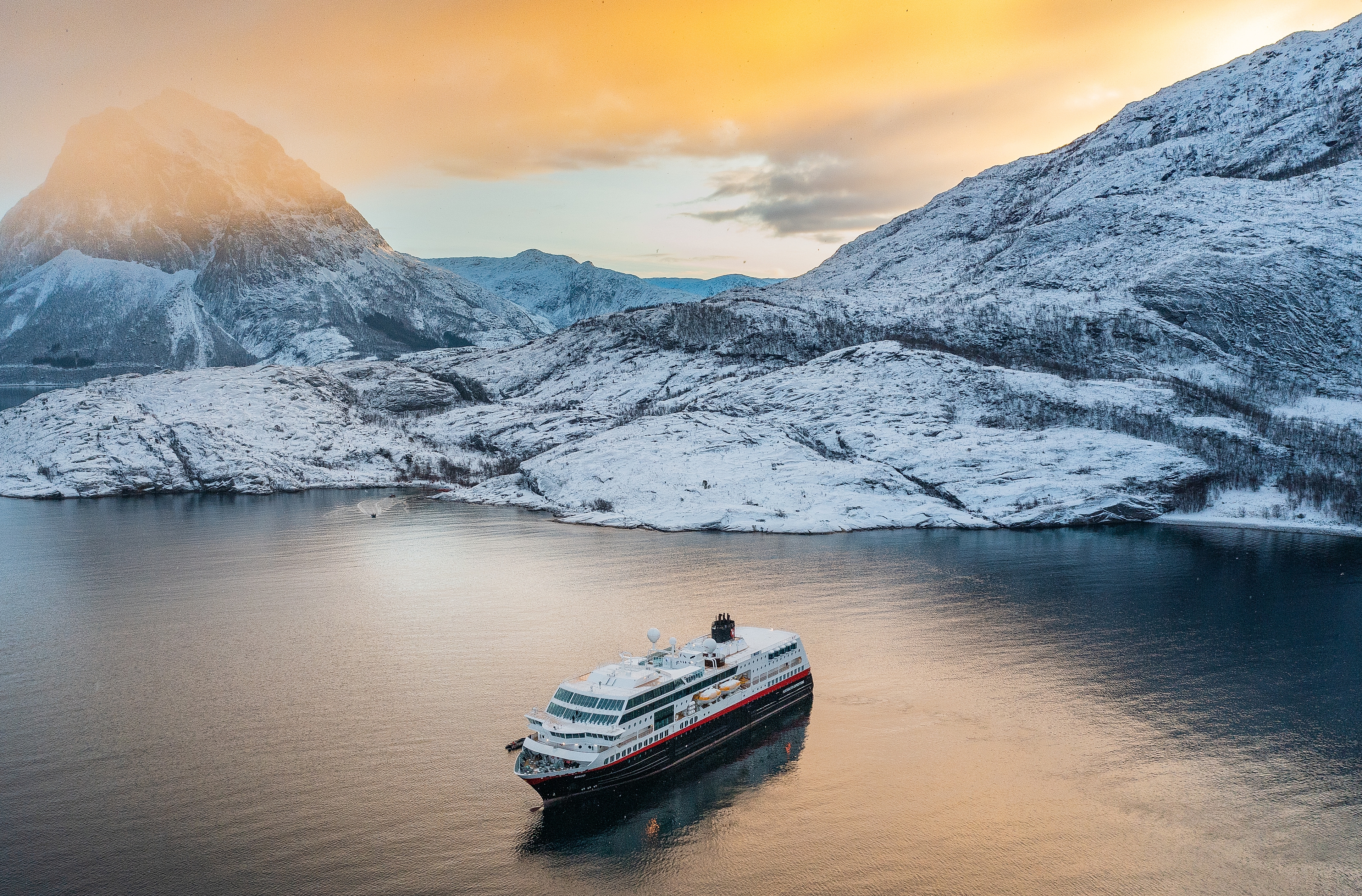 Hurtigruten in Tjongsfjord, winter