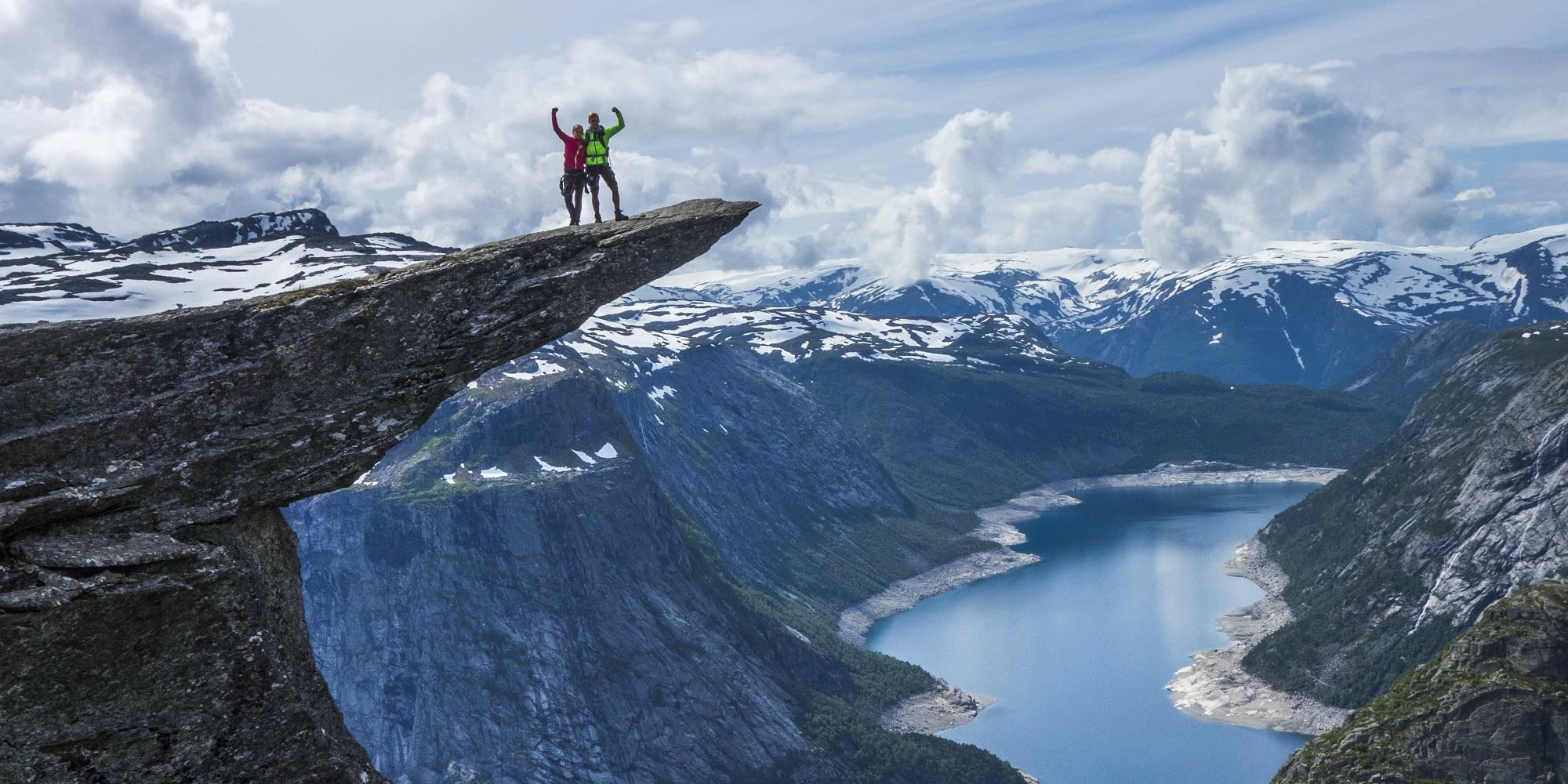 Personer på spidsen af Trolltunga i Fjord Norge