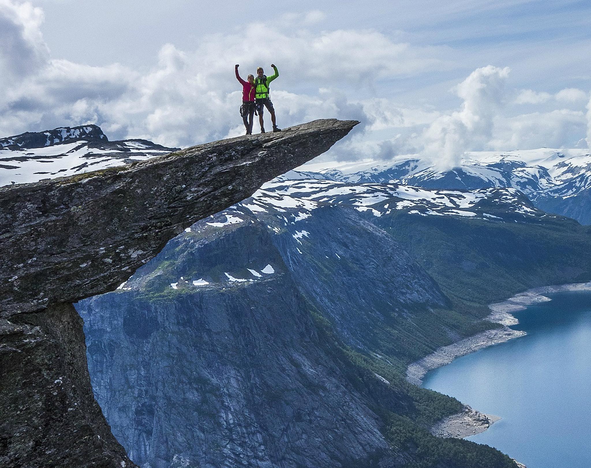Personer på spidsen af Trolltunga i Fjord Norge