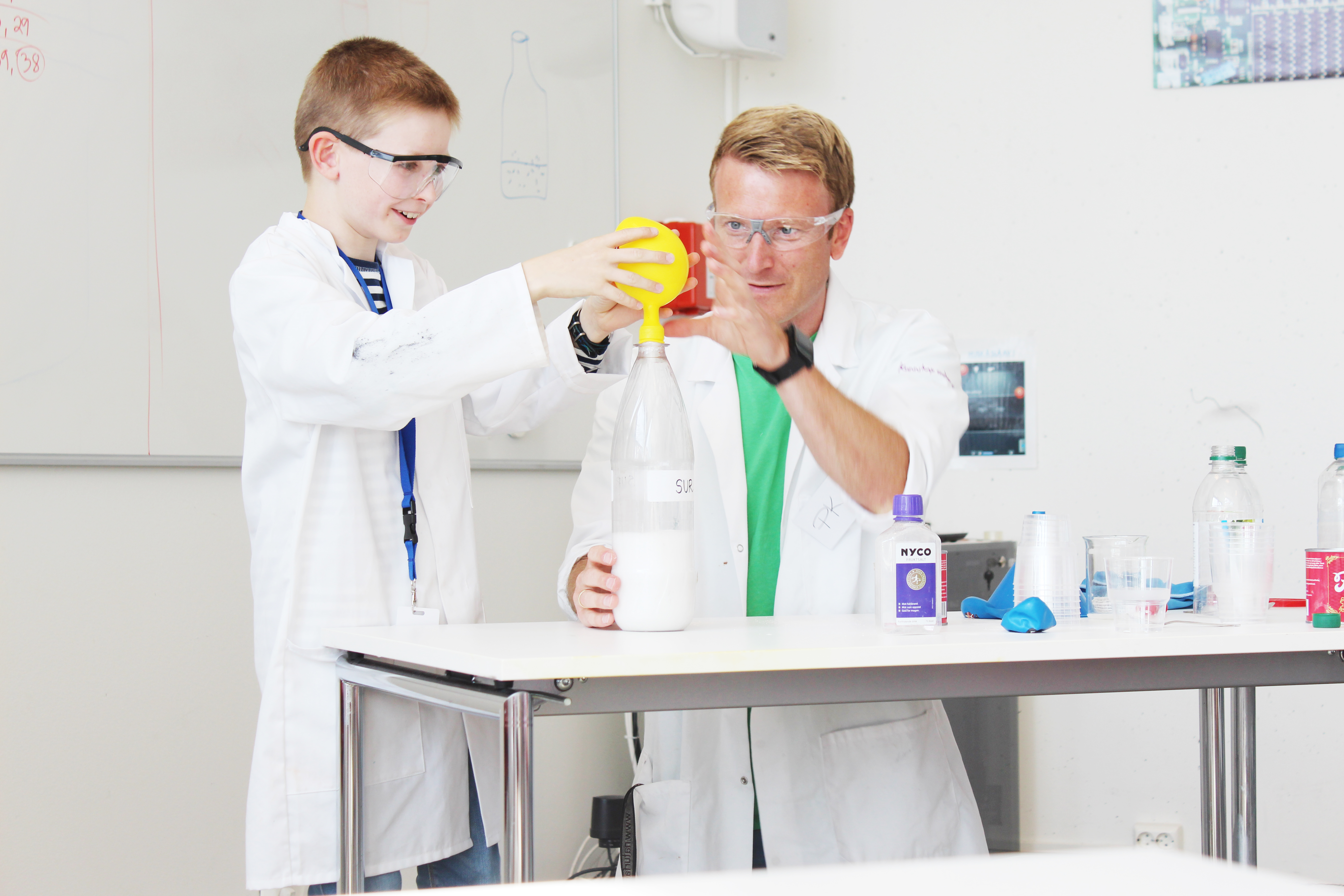 To mennesker eksperimenterer på INSPIRIA science center i Østfold på Østlandet