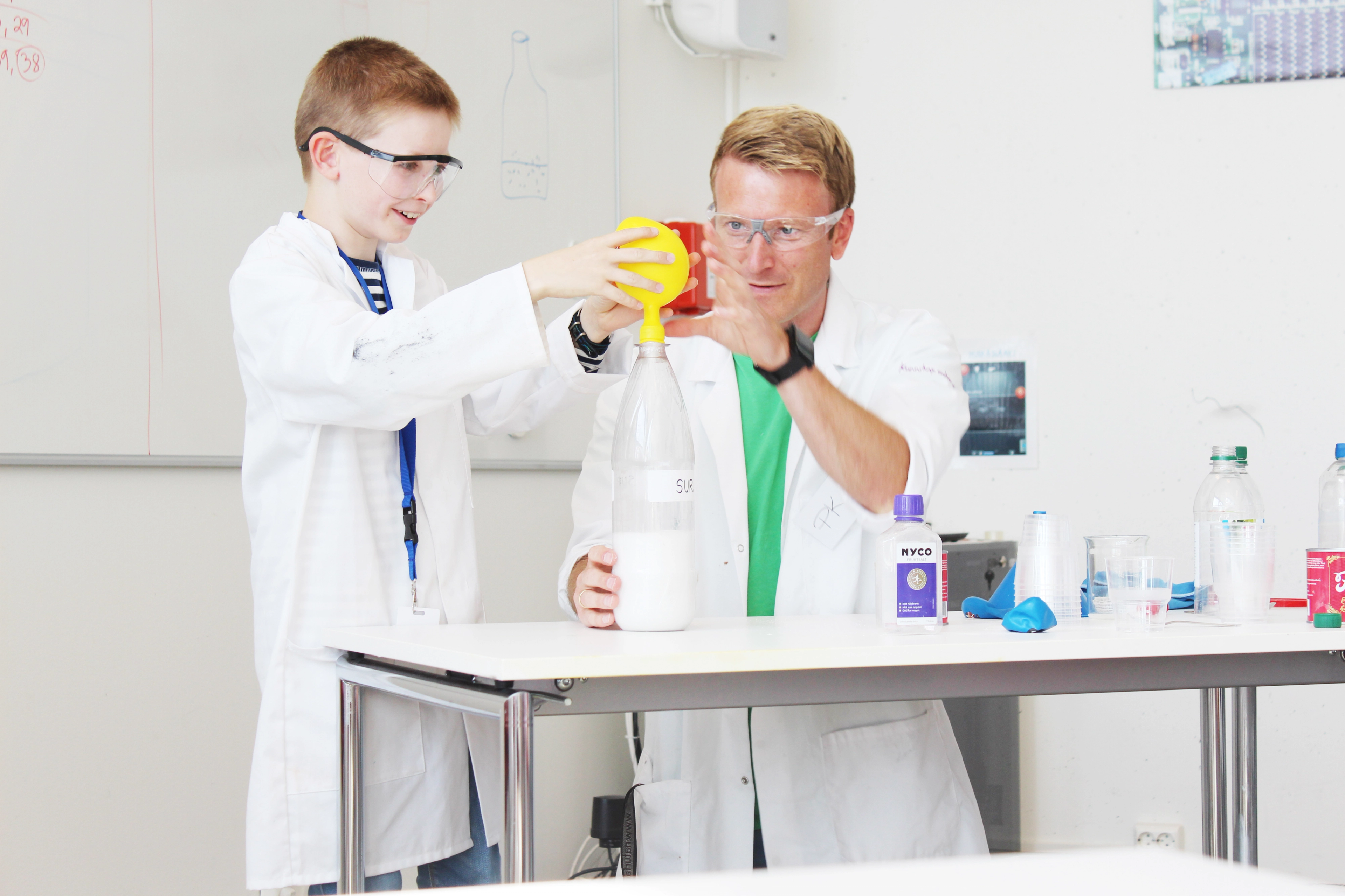 Two people esperimenting with science at INSPIRIA science center in Østfold, Eastern Norway