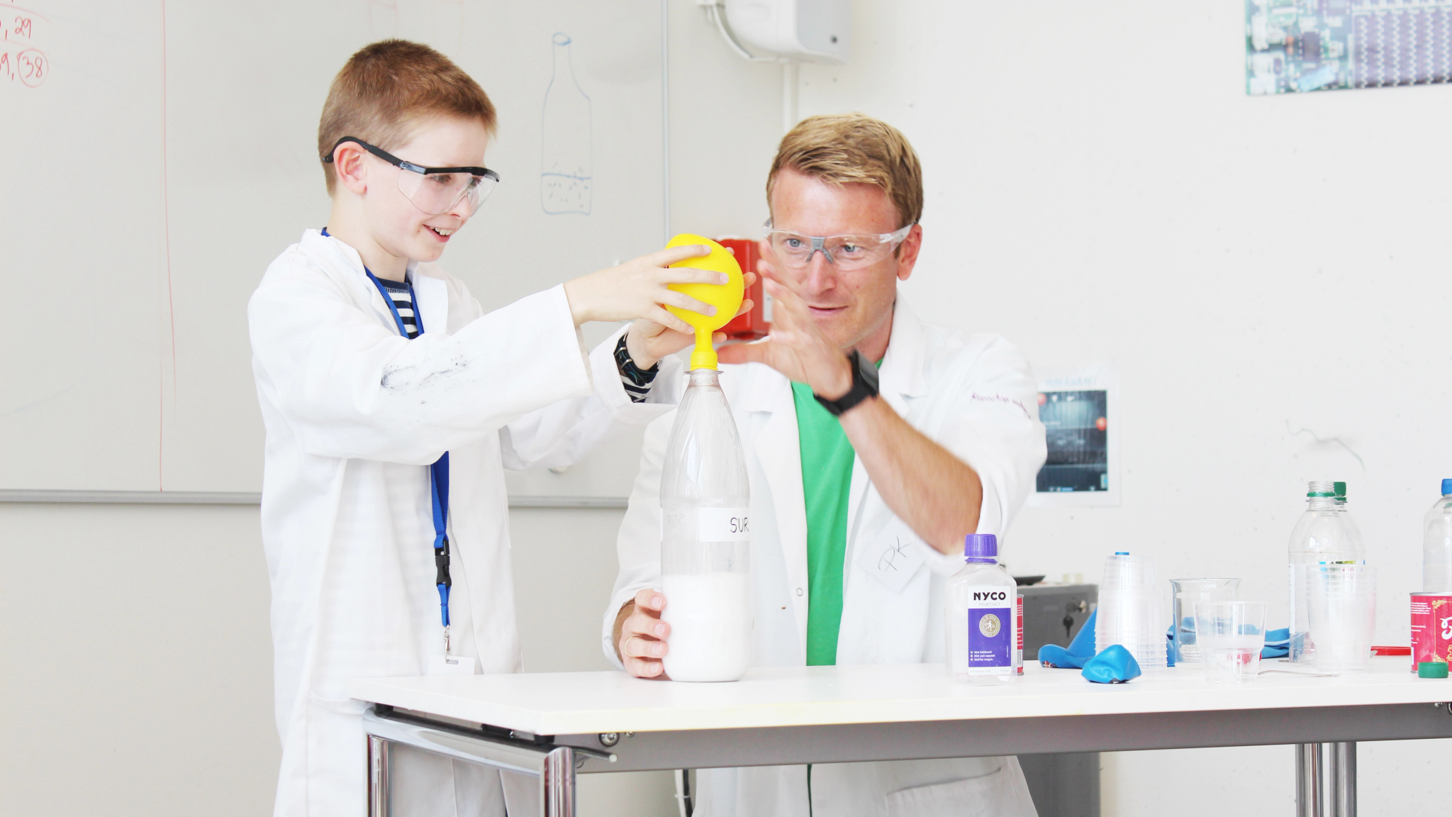 Two people esperimenting with science at INSPIRIA science center in Østfold, Eastern Norway
