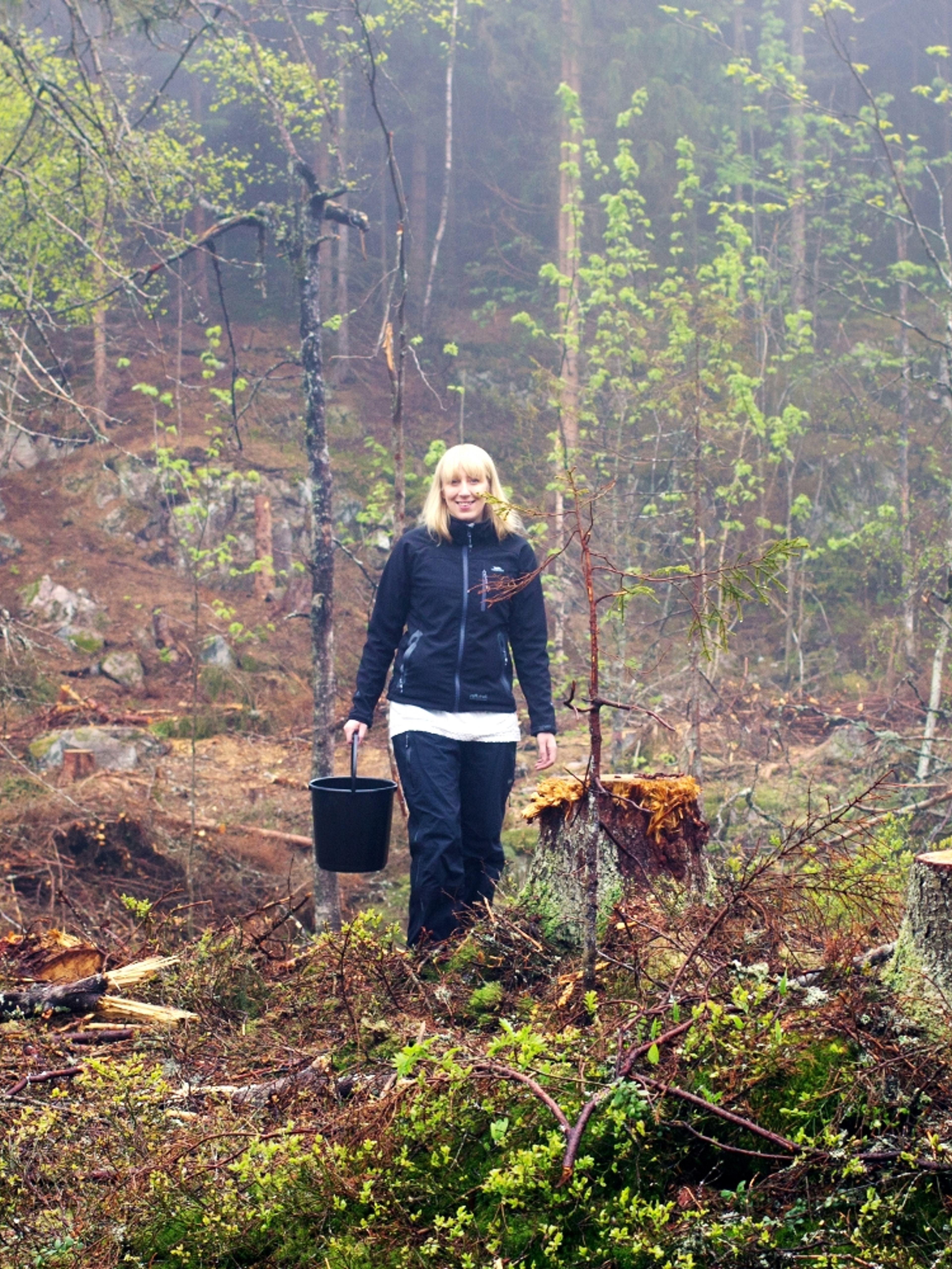 Den skotske kunstneren Katie Paterson i Framtidsbibliotek-skogen i Nordmarka i Oslo