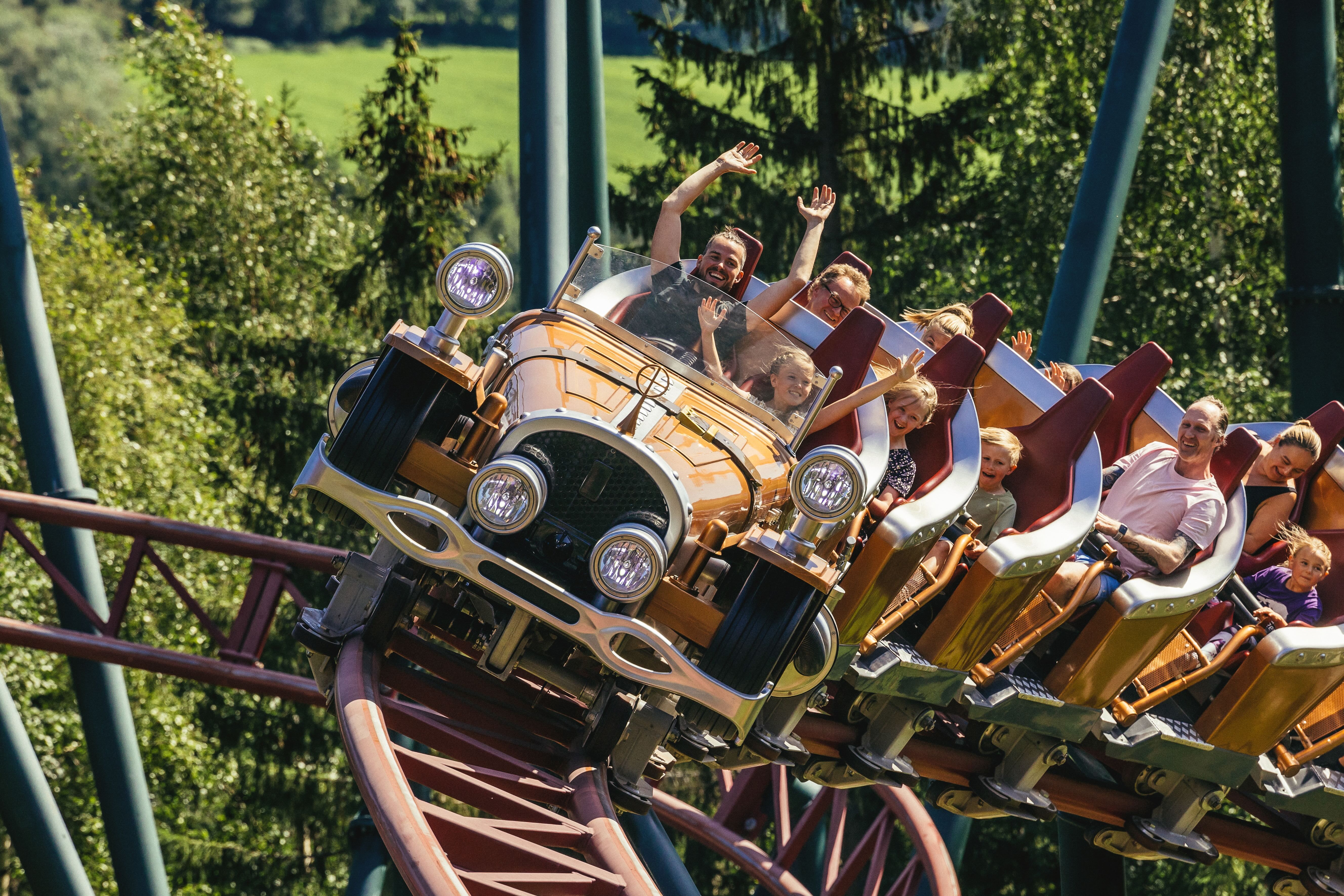 Families riding av rollercoaster in Hunderfossen