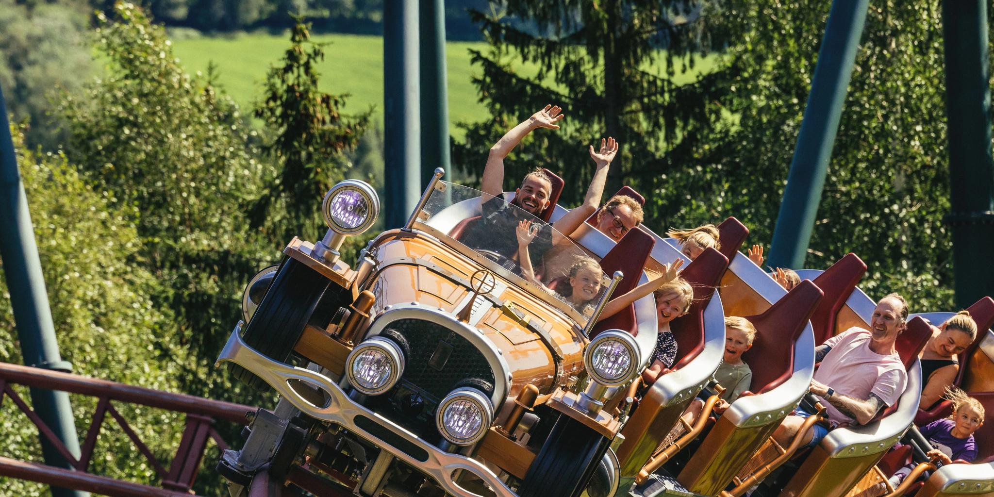 Families riding av rollercoaster in Hunderfossen