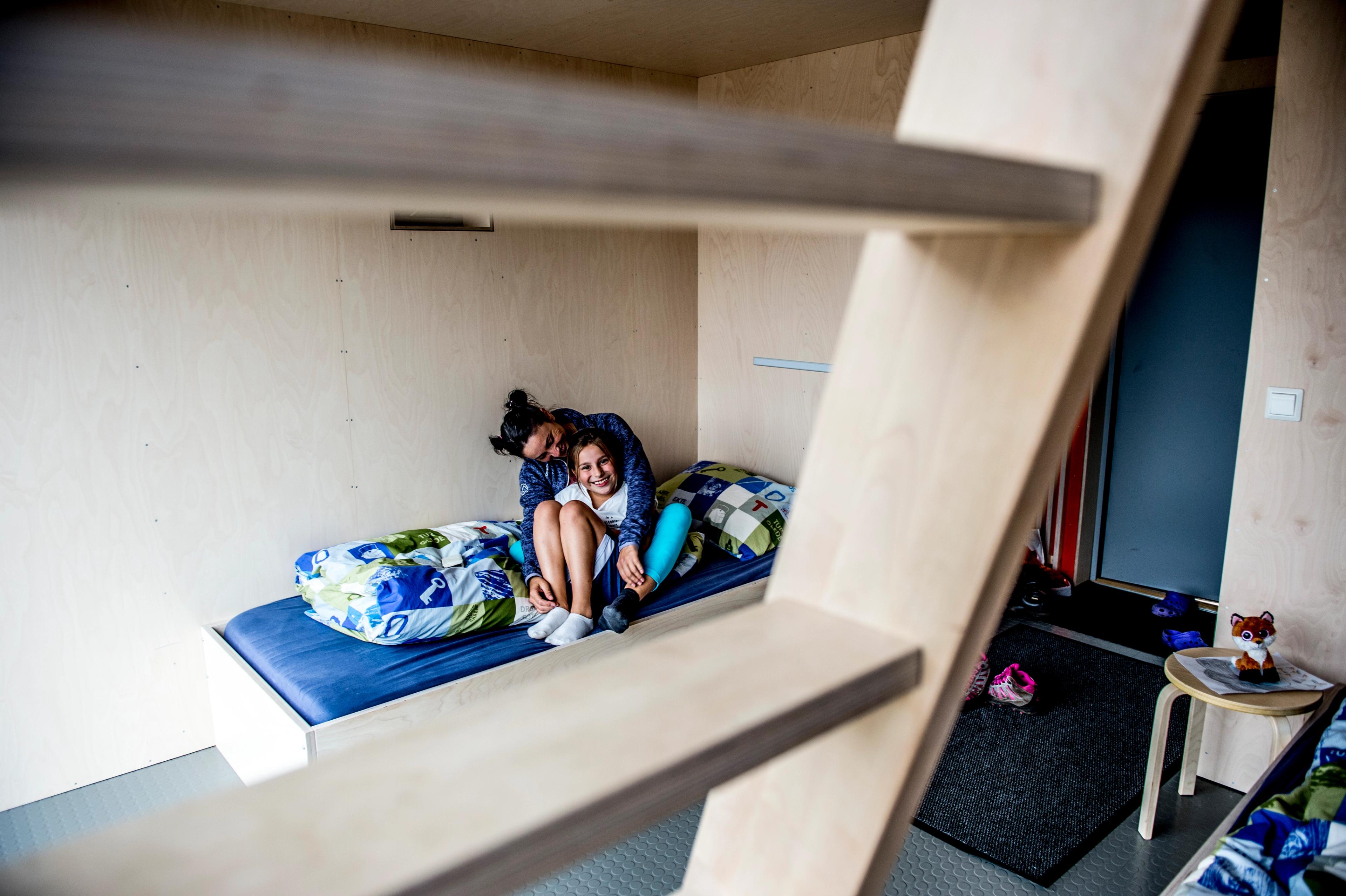 Two people at Skåpet tourist cabin