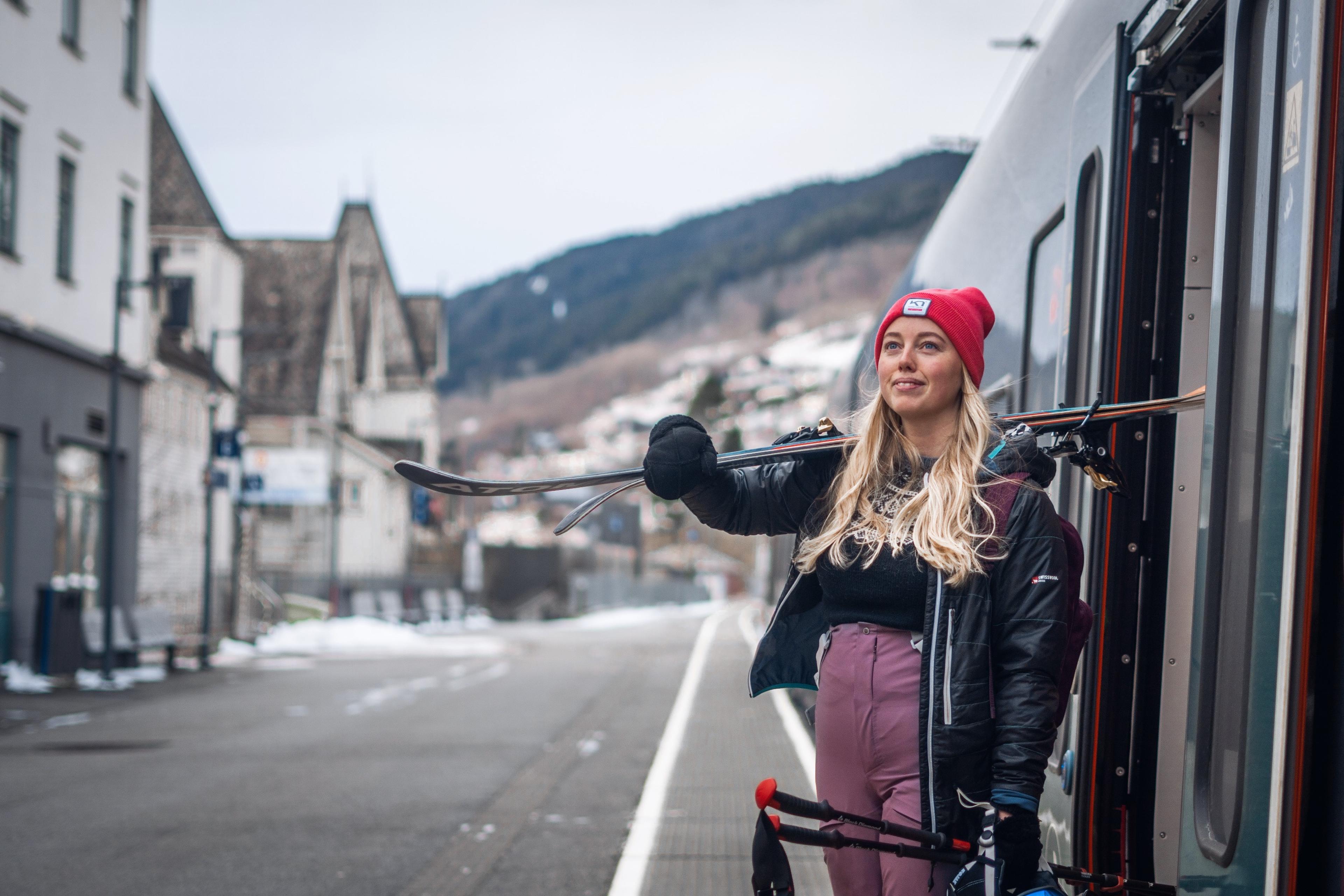 A skiier arriving Voss by train